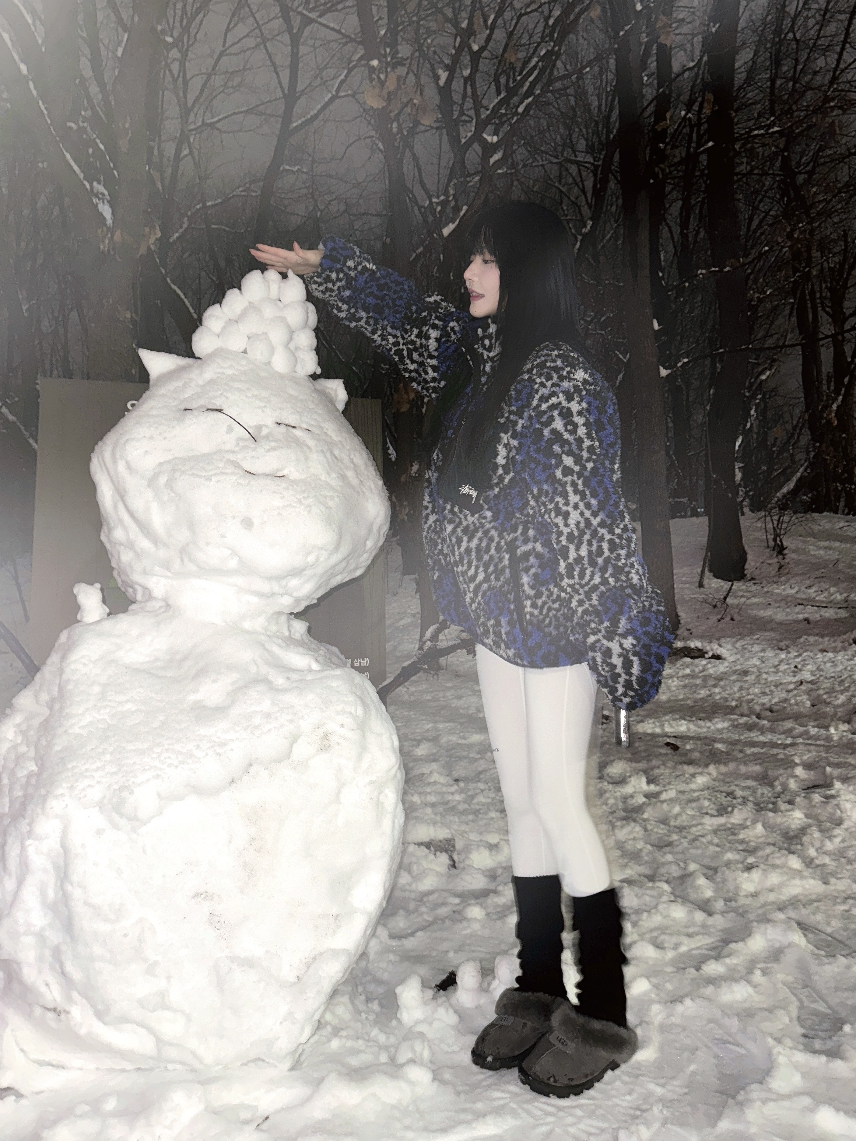 Stussy Sherpa Reversible Jacket Blue Leopard, (W) UGG Coquette Slipper Grey 착용 스타일