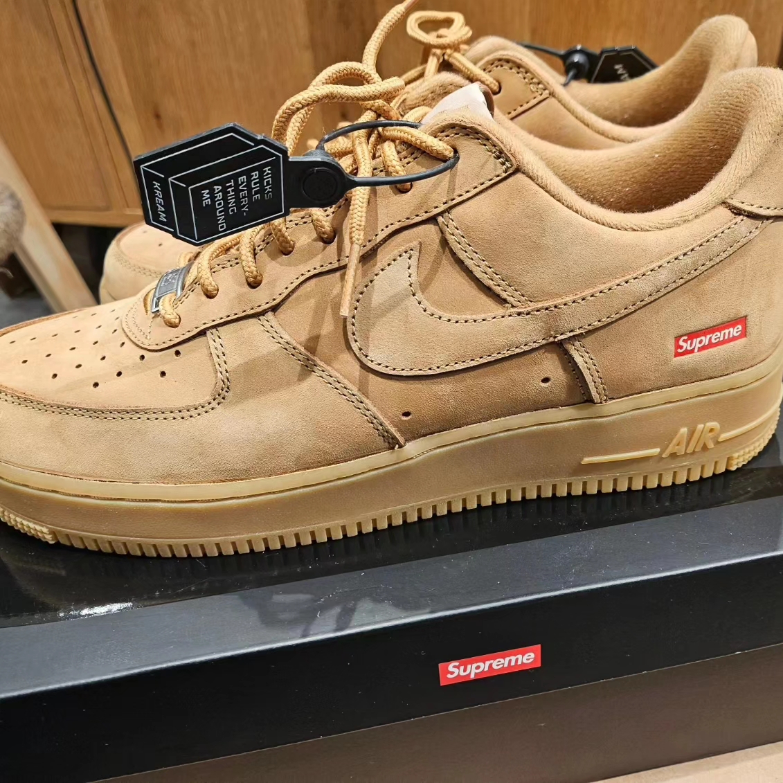 Nike x Supreme Air Force 1 Low Flax 착용 스타일 - 2