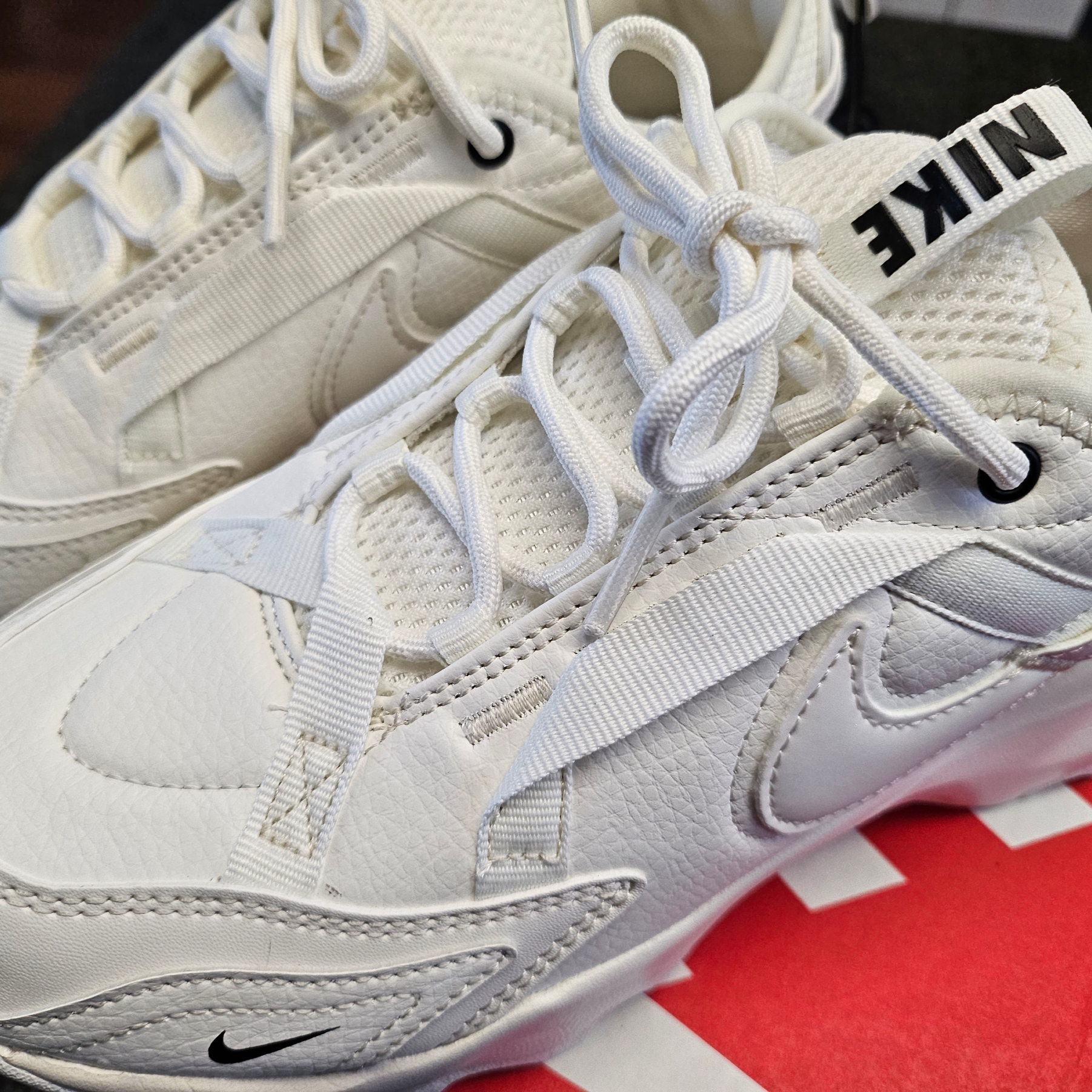 (W) Nike TC 7900 Summit White 착용 스타일 - 2