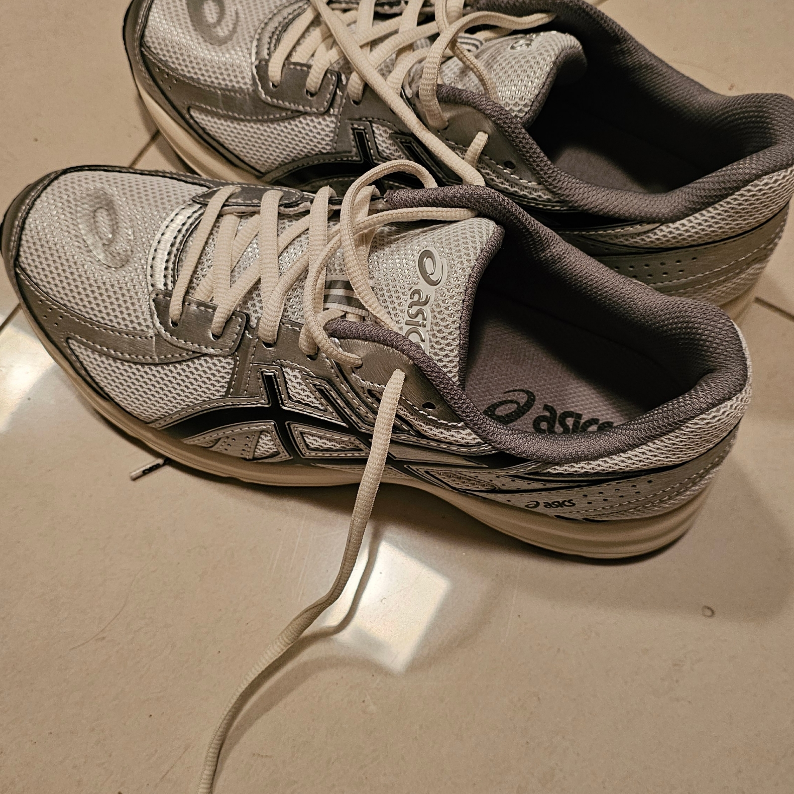 Asics Jog 100 S White Black - 2E Wide 착용 스타일 - 1