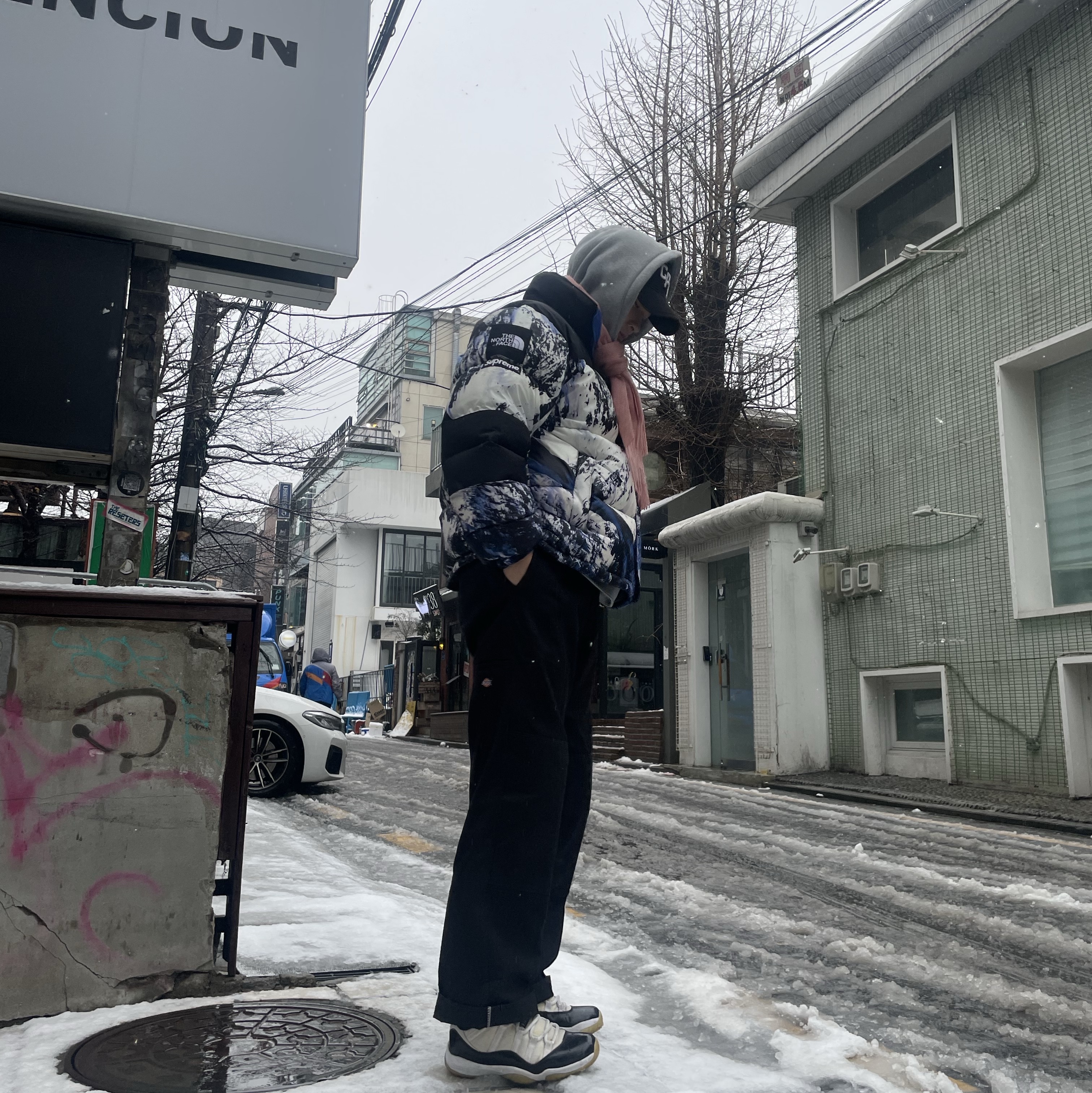 Supreme x The North Face Mountain Baltoro Jacket Blue White - 17FW, Jordan 11 Retro Low Concord 착용 스타일 - 1