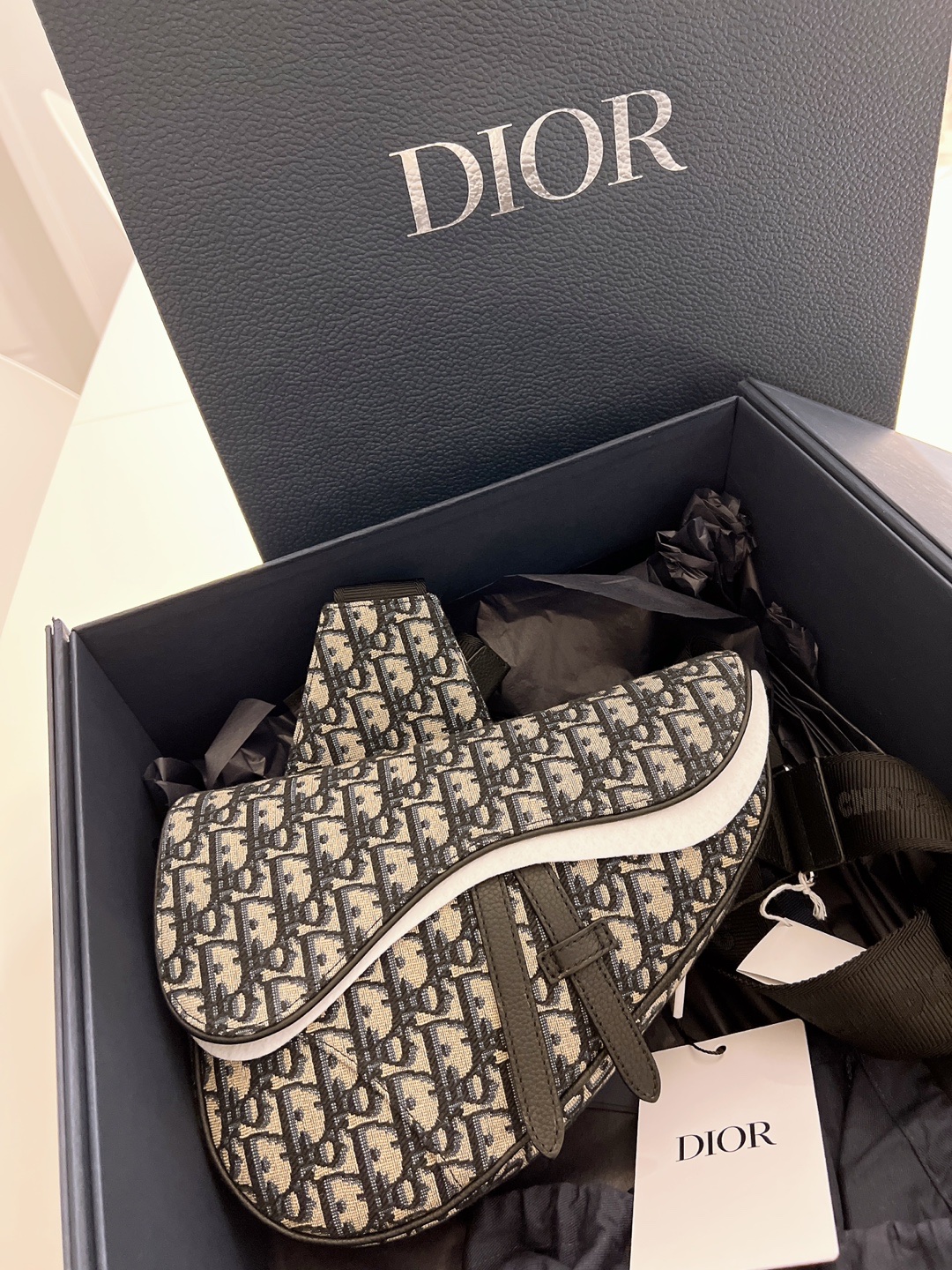 Dior Saddle Bag Beige & Black Dior Oblique Jacquard 착용 스타일