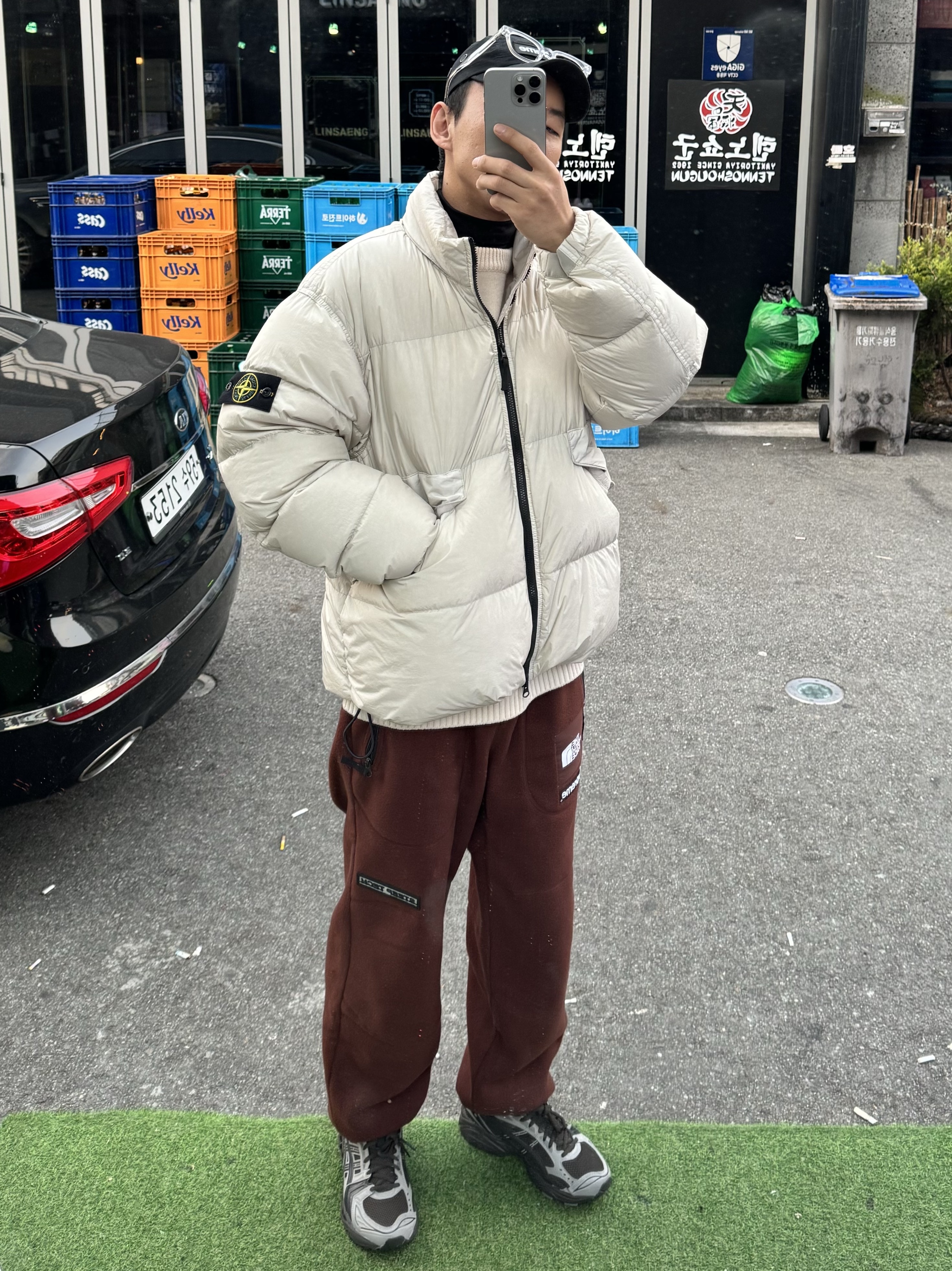 Supreme x The North Face Steep Tech Fleece Pants Brown - 22FW, Stone Island 40623 Garment Dyed Crinkle Reps Recycled Nylon Down Jacket Plaster - 23FW 착용 스타일
