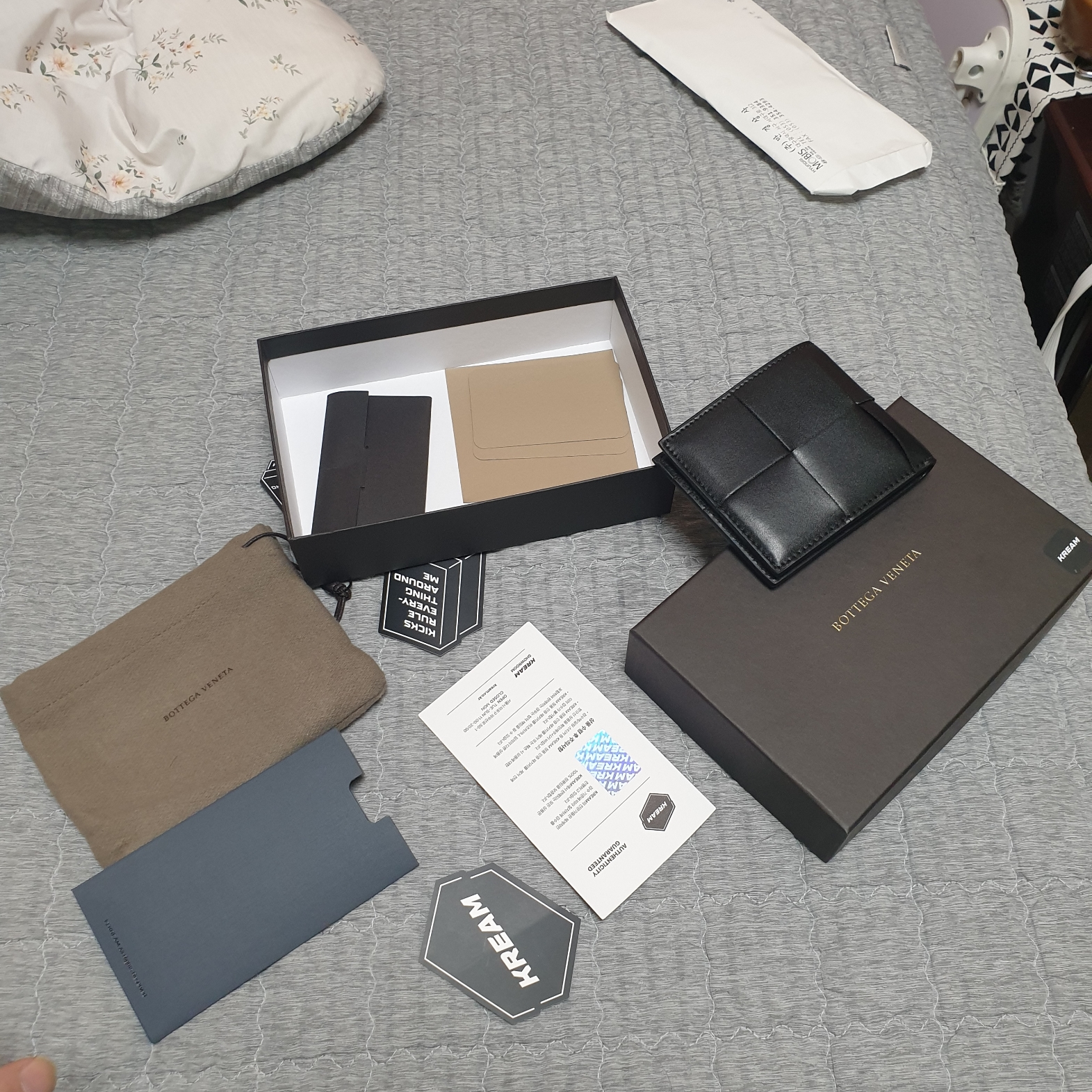 Bottega Veneta Bi-Fold Wallet Black 착용 스타일 - 1