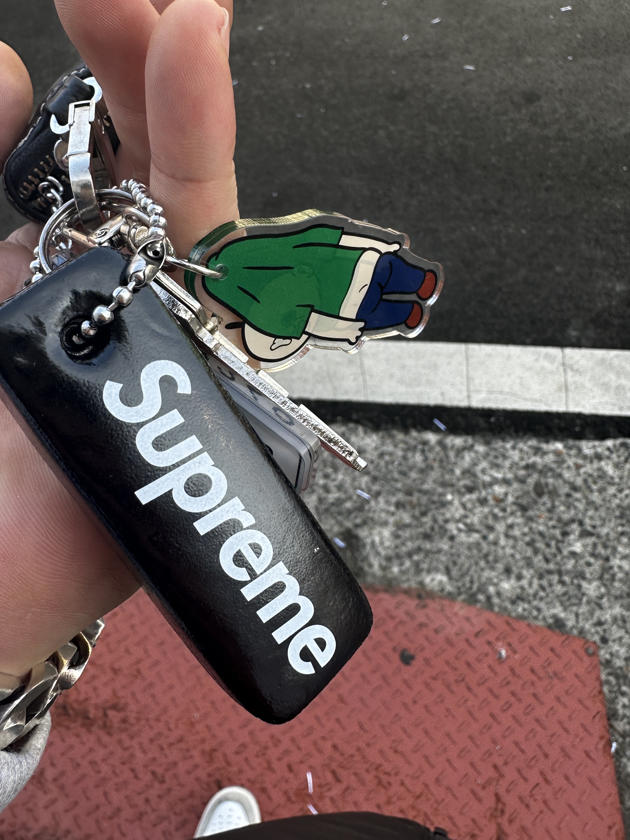 Supreme Floating Keychain Black - 23FW, Bbangbbang Hanging Acrylic Keyring 착용 스타일