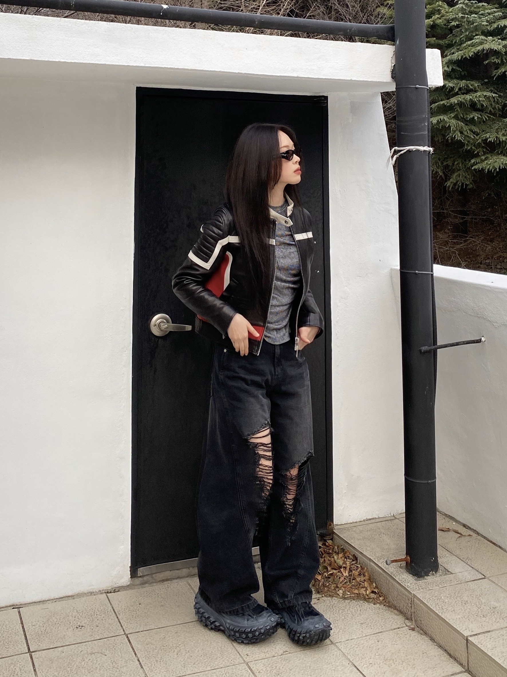 Balenciaga Defender Sneakers Black, Millo Women Curved Damage Wide Jeans Stone Black 착용 스타일 - 1