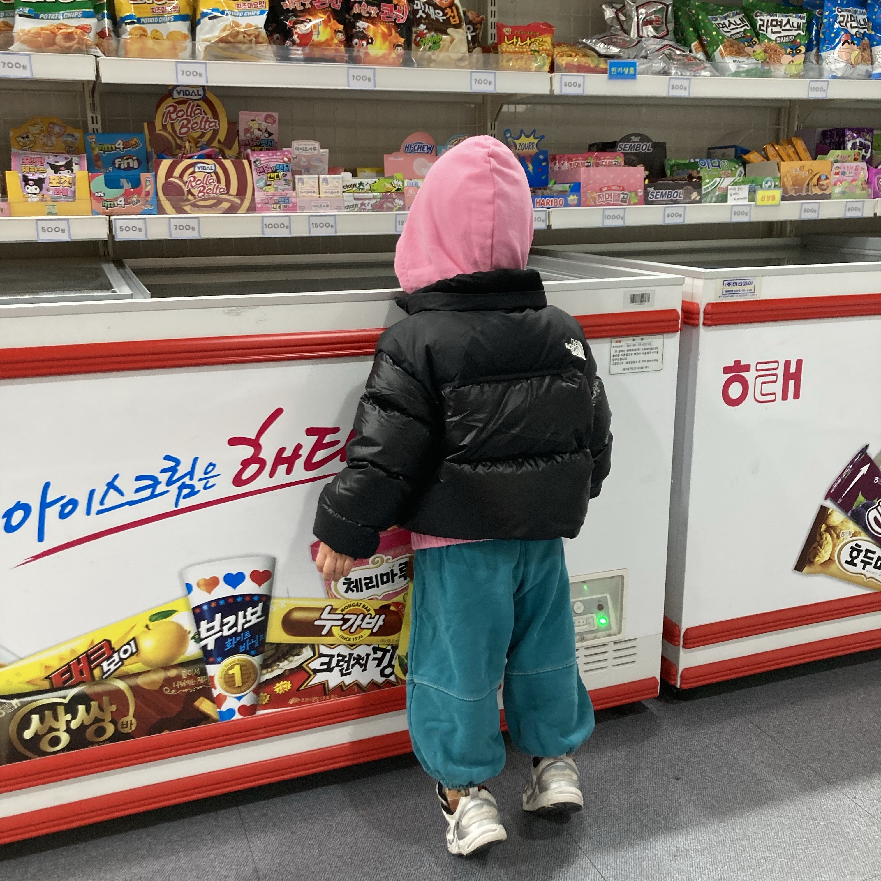 (Kids) The North Face 1996 Eco Nuptse Down Jacket Real Black 착용 스타일
