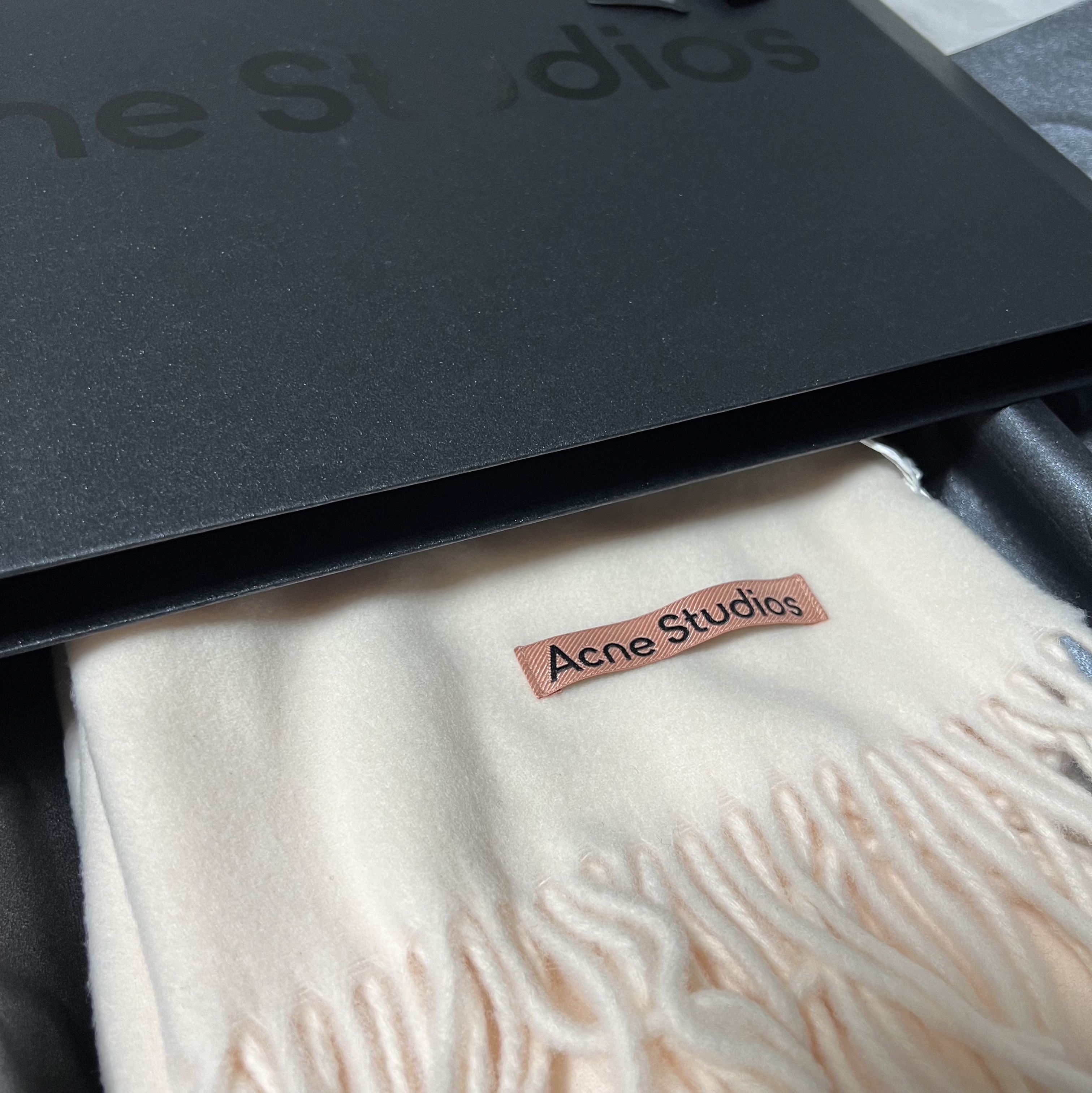 Acne Studios Narrow Wool Fringe Muffler Warm White 착용 스타일