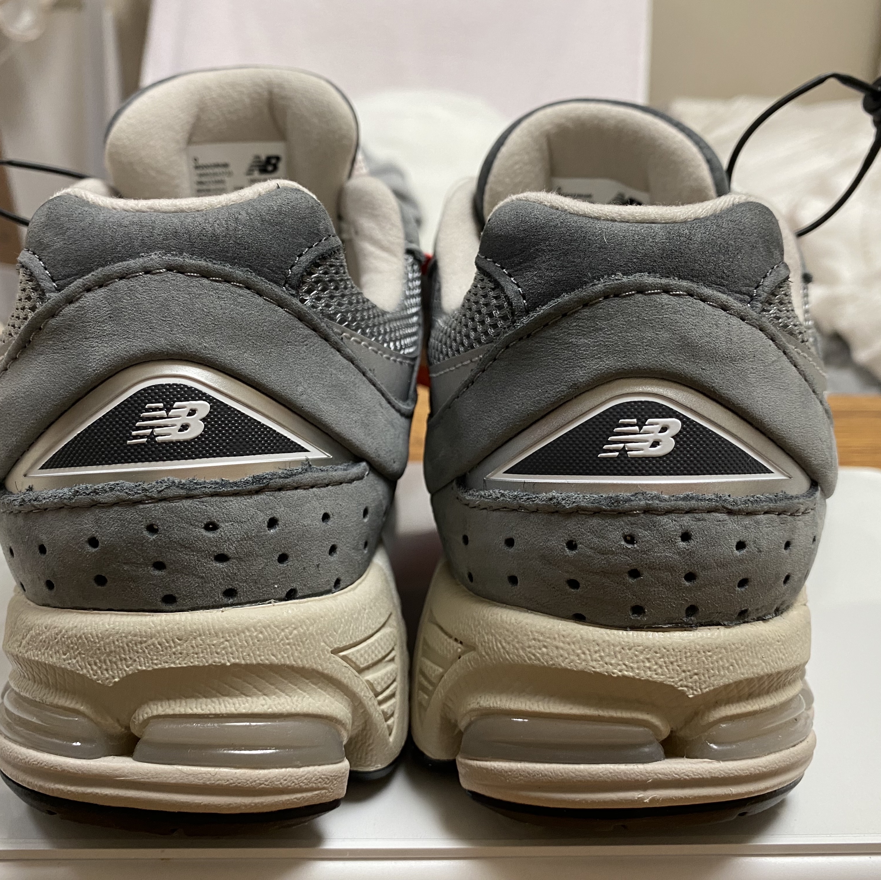 New Balance 2002R Premium Vintage Grey 착용 스타일 - 2