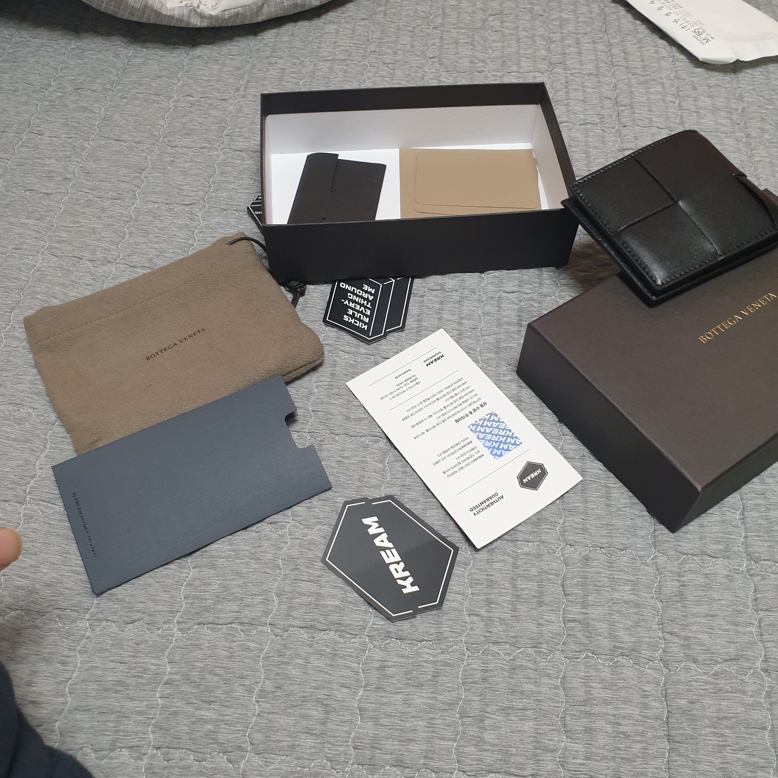 Bottega Veneta Bi-Fold Wallet Black 착용 스타일 - 2