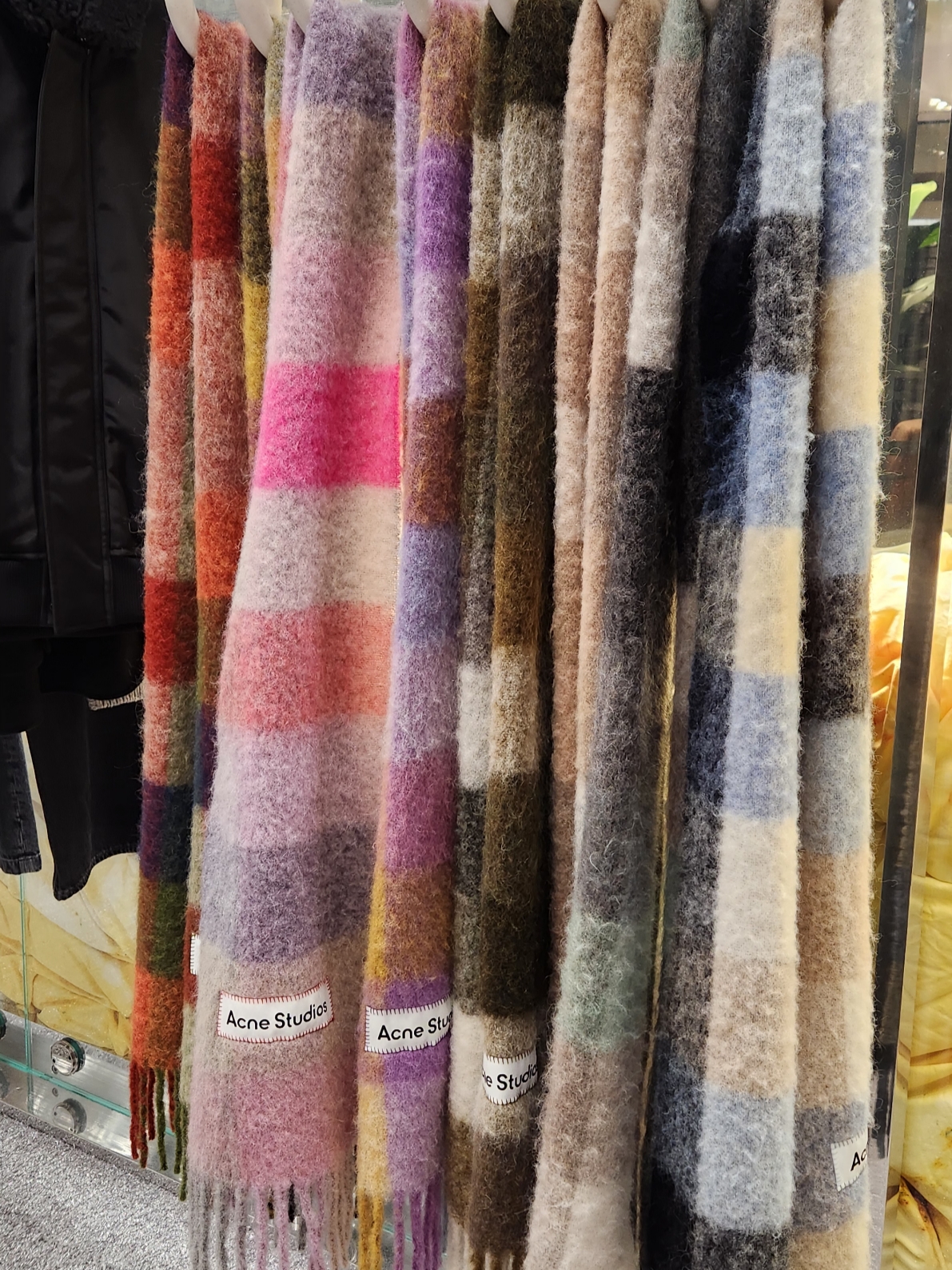 Acne Studios Mohair Check Muffler Fuchsia Lilac Pink 착용 스타일