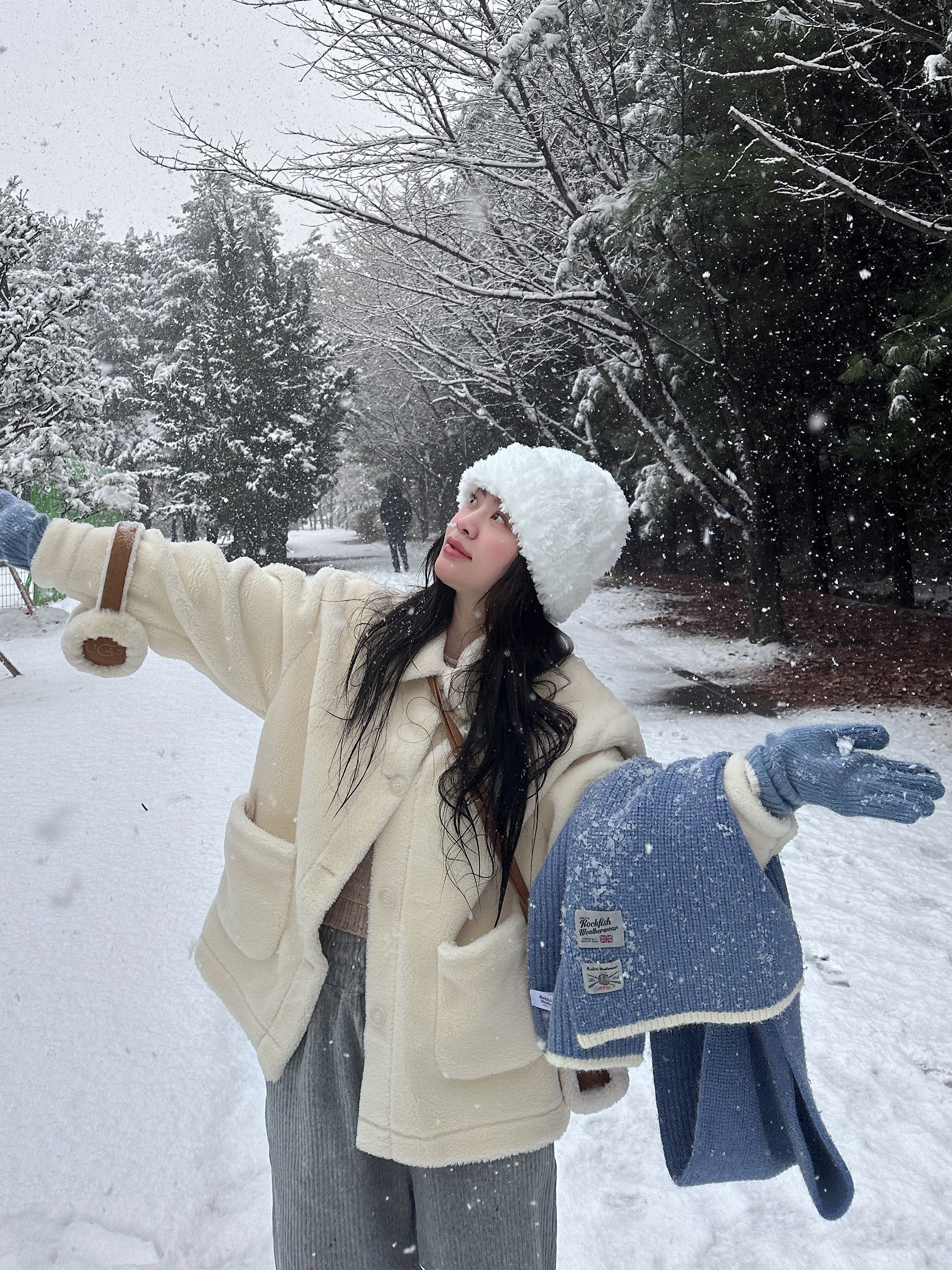 (W) UGG Embroidered Logo Earmuff Burnt Cedar, (W) Rockfishweatherwear Wooly Short Gloves Blue 착용 스타일 - 1