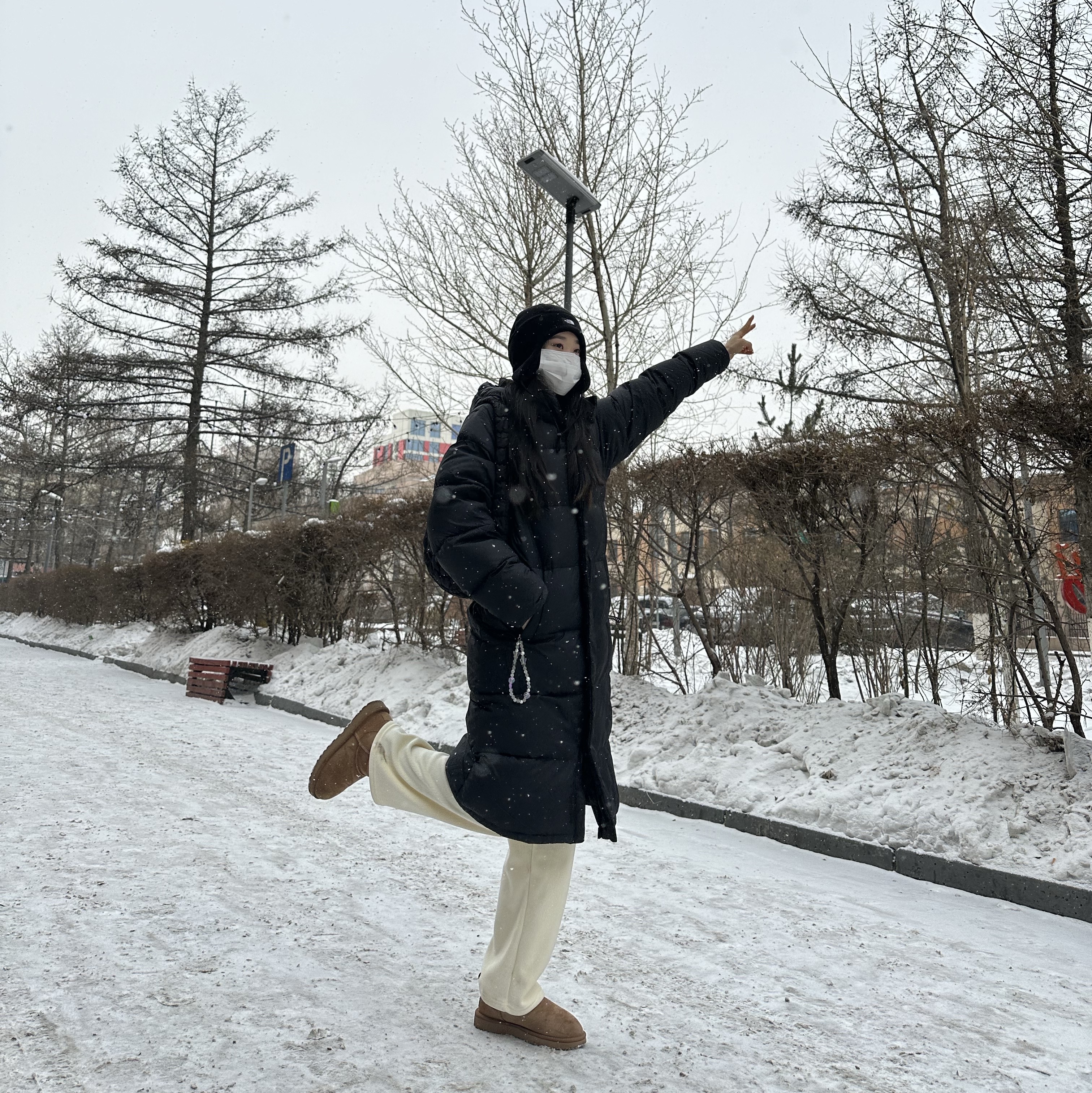 The North Face Fleece Earmuff Beanie Black, COS Quilted Mini Bag Black 착용 스타일