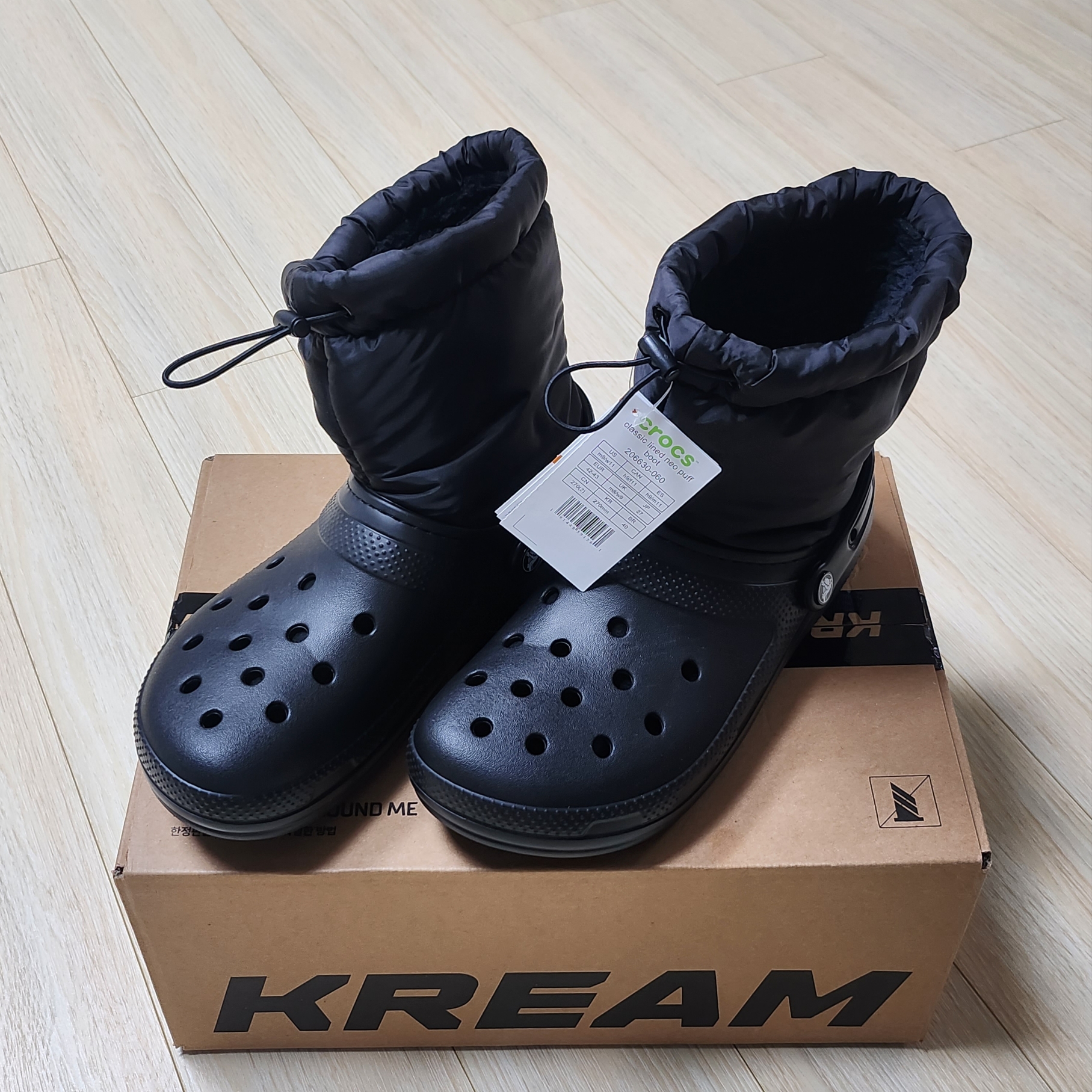 Crocs Classic Lined Neo Puff Boot Black 착용 스타일