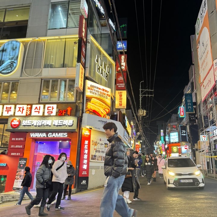 아디다스 x 웨일스 보너 나일론 삼바 폭스 브라운 샌디 베이지, 떠그 클럽 레더 퍼퍼 자켓 블랙 (폴리에스터) 착용 스타일 - 2