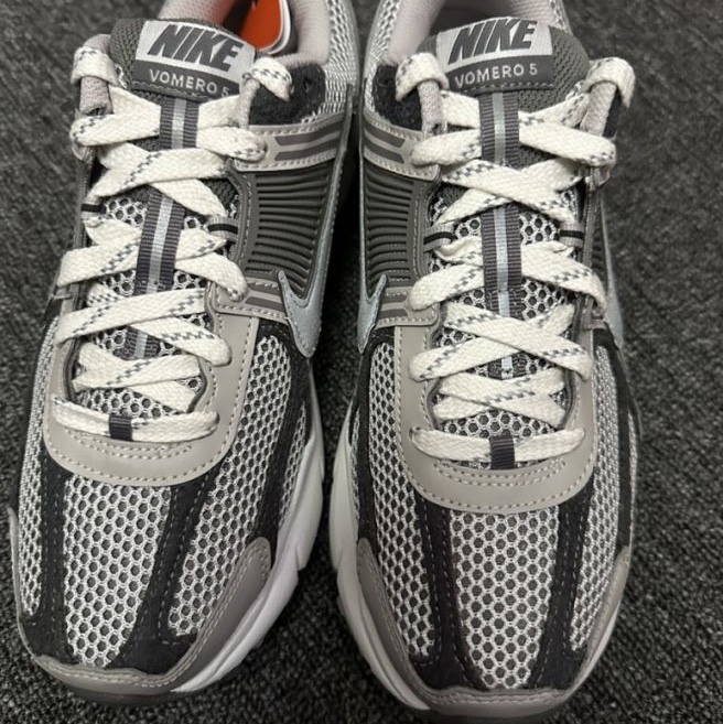 Nike Zoom Vomero 5 PRM Light Iron Ore and Flat Fewter 착용 스타일