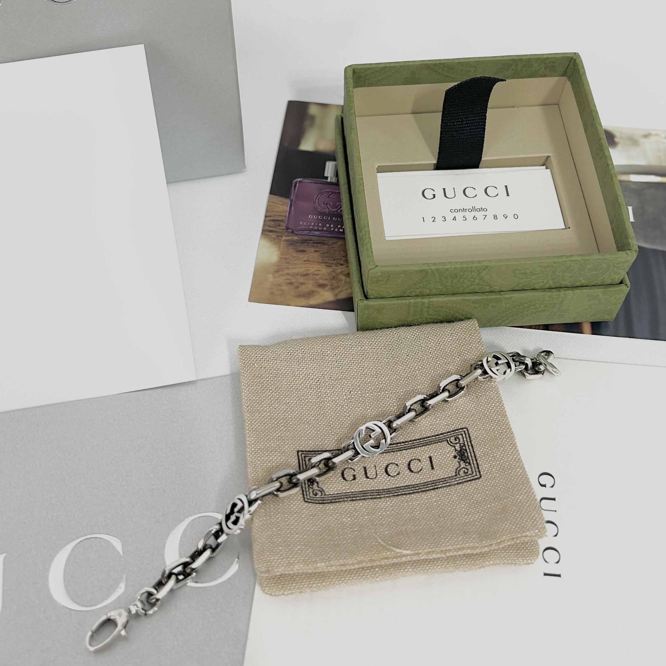 Gucci Interlocking G Bracelet Silver 착용 스타일 - 2