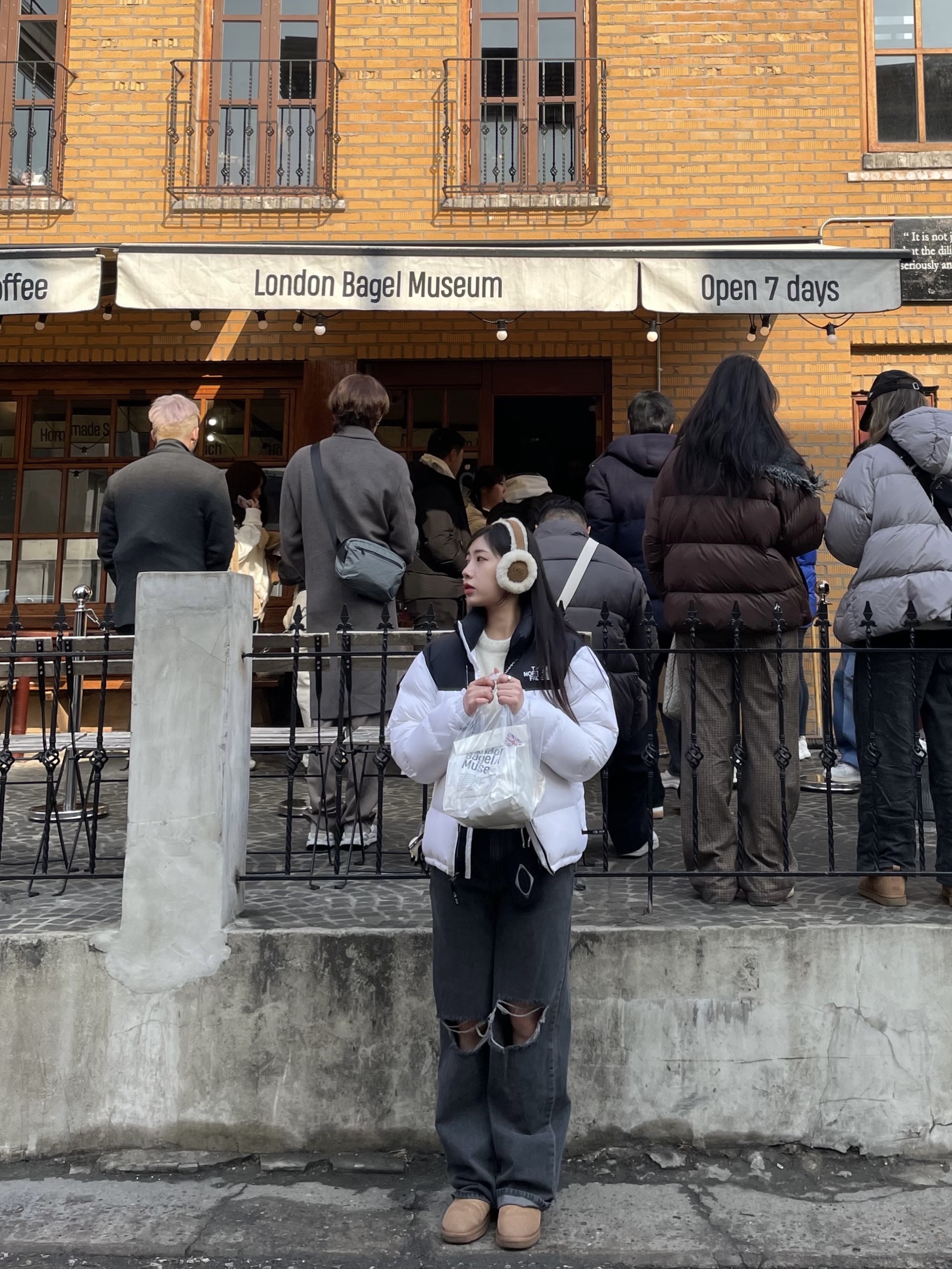 (W) UGG Embroidered Logo Earmuff Chestnut, The North Face 1996 Eco Nuptse Jacket White 착용 스타일 - 2