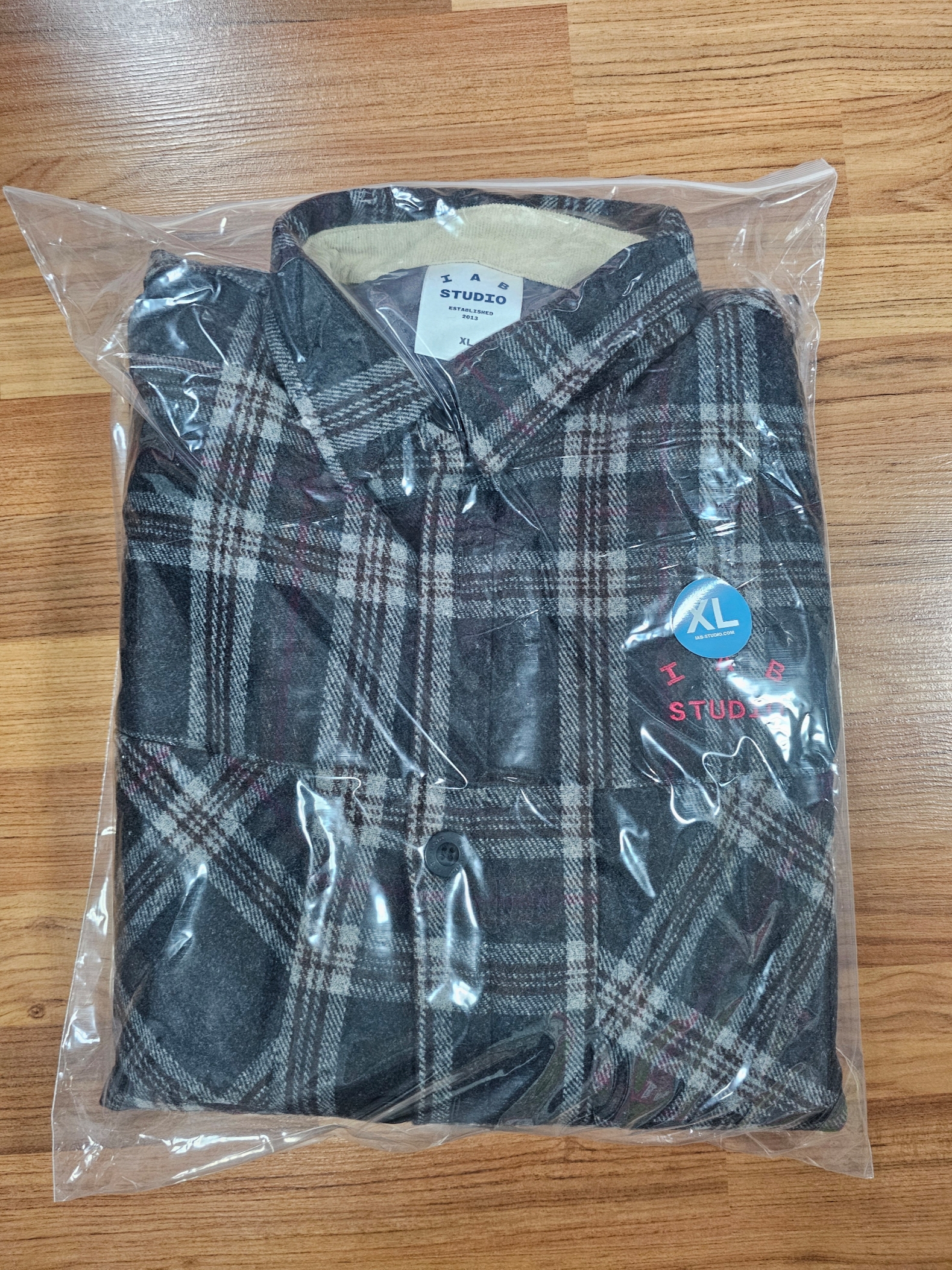 IAB Studio Check Shirt Jacket Gray Red 착용 스타일 - 2