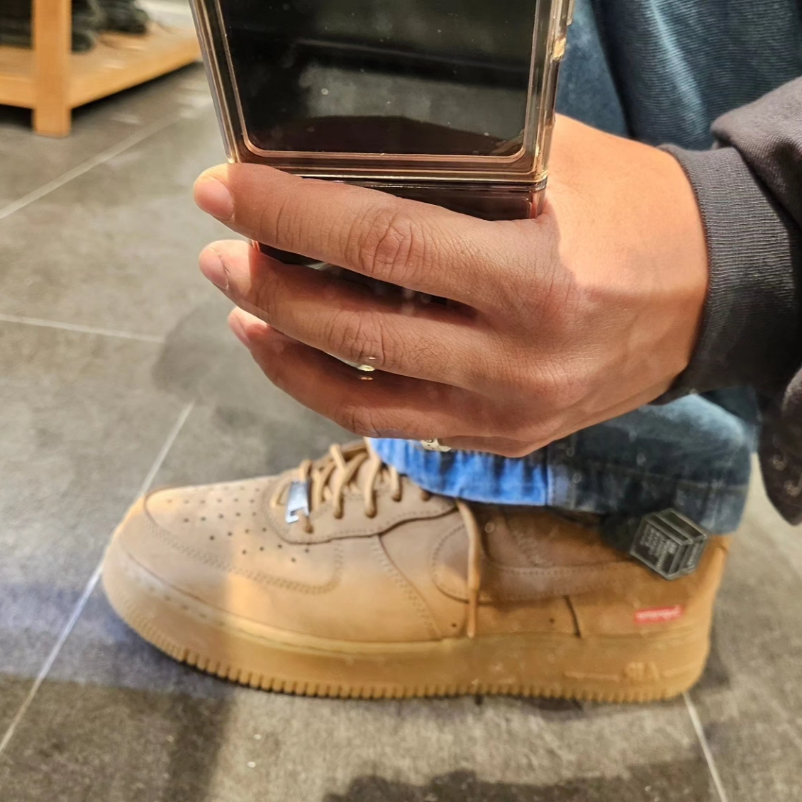 Nike x Supreme Air Force 1 Low Flax 착용 스타일 - 1