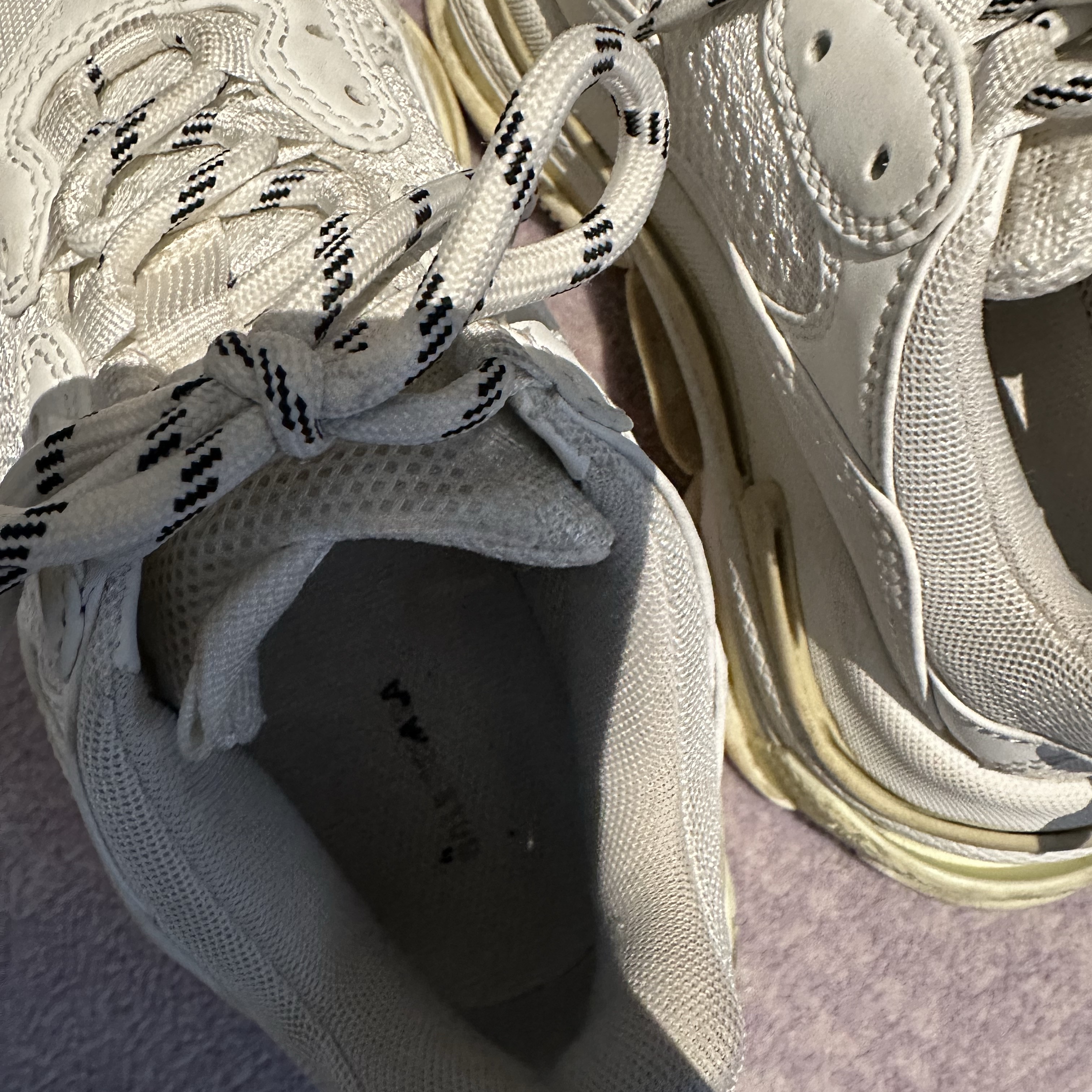 (W) Balenciaga Triple S Sneakers Double Foam and Mesh White 착용 스타일 - 2