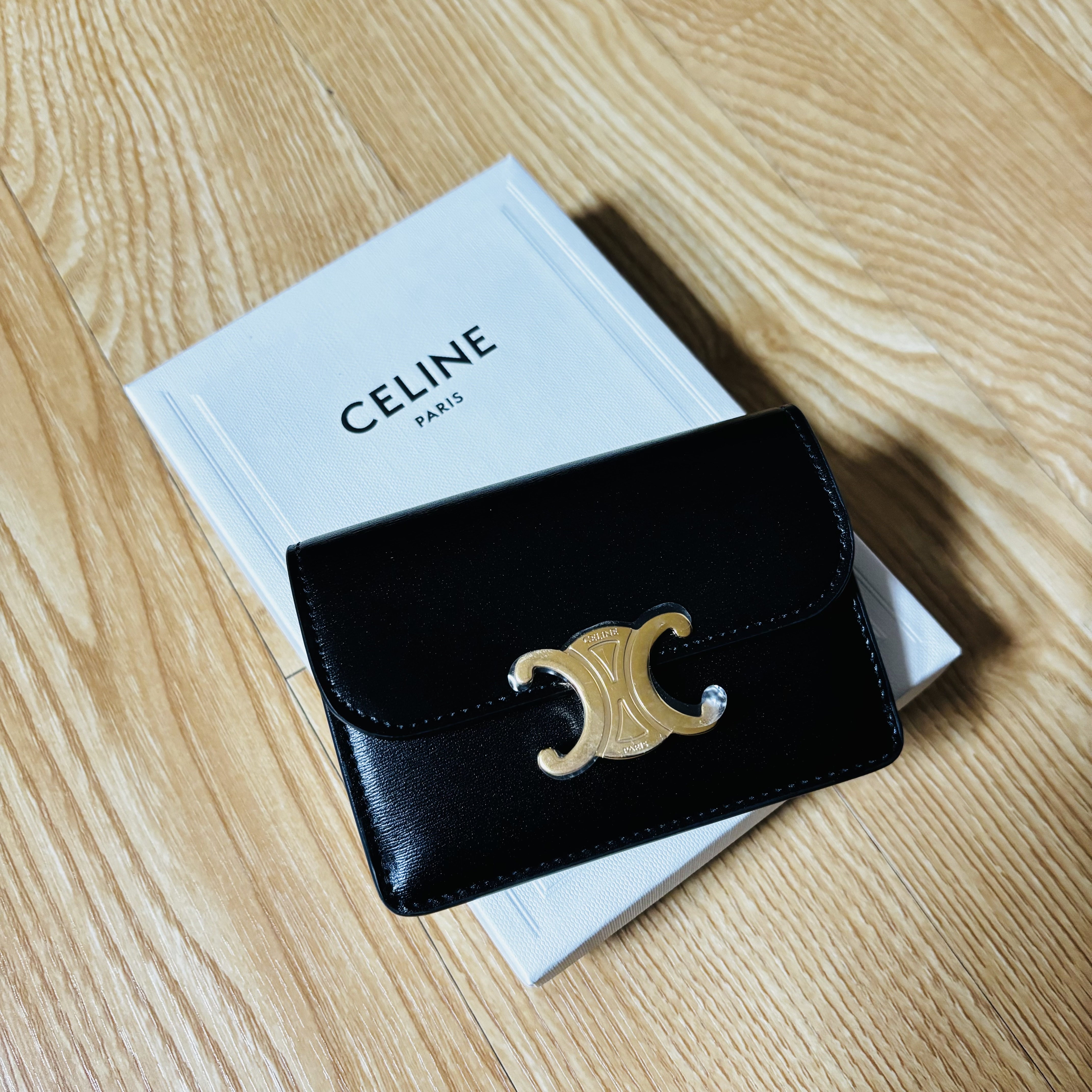 Celine Card Holder with Flap in Shiny Calfskin Black 착용 스타일 - 2