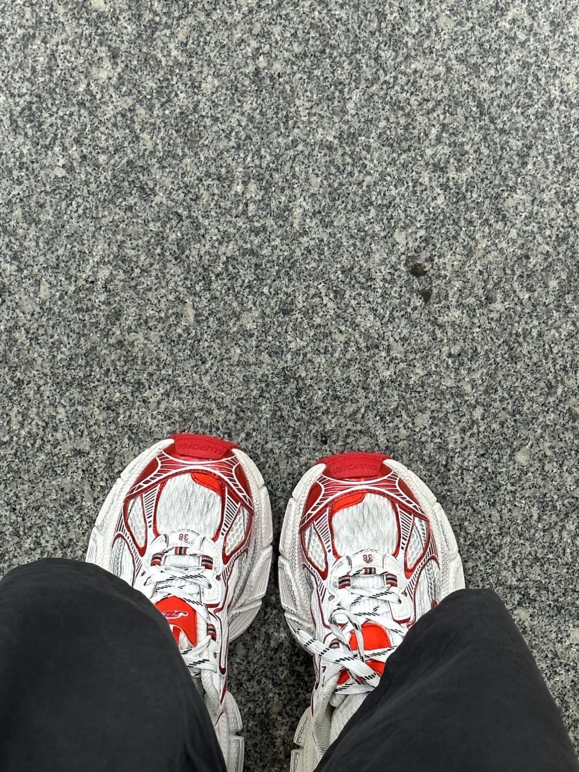 Balenciaga 3XL Sneakers White Red 착용 스타일 - 2