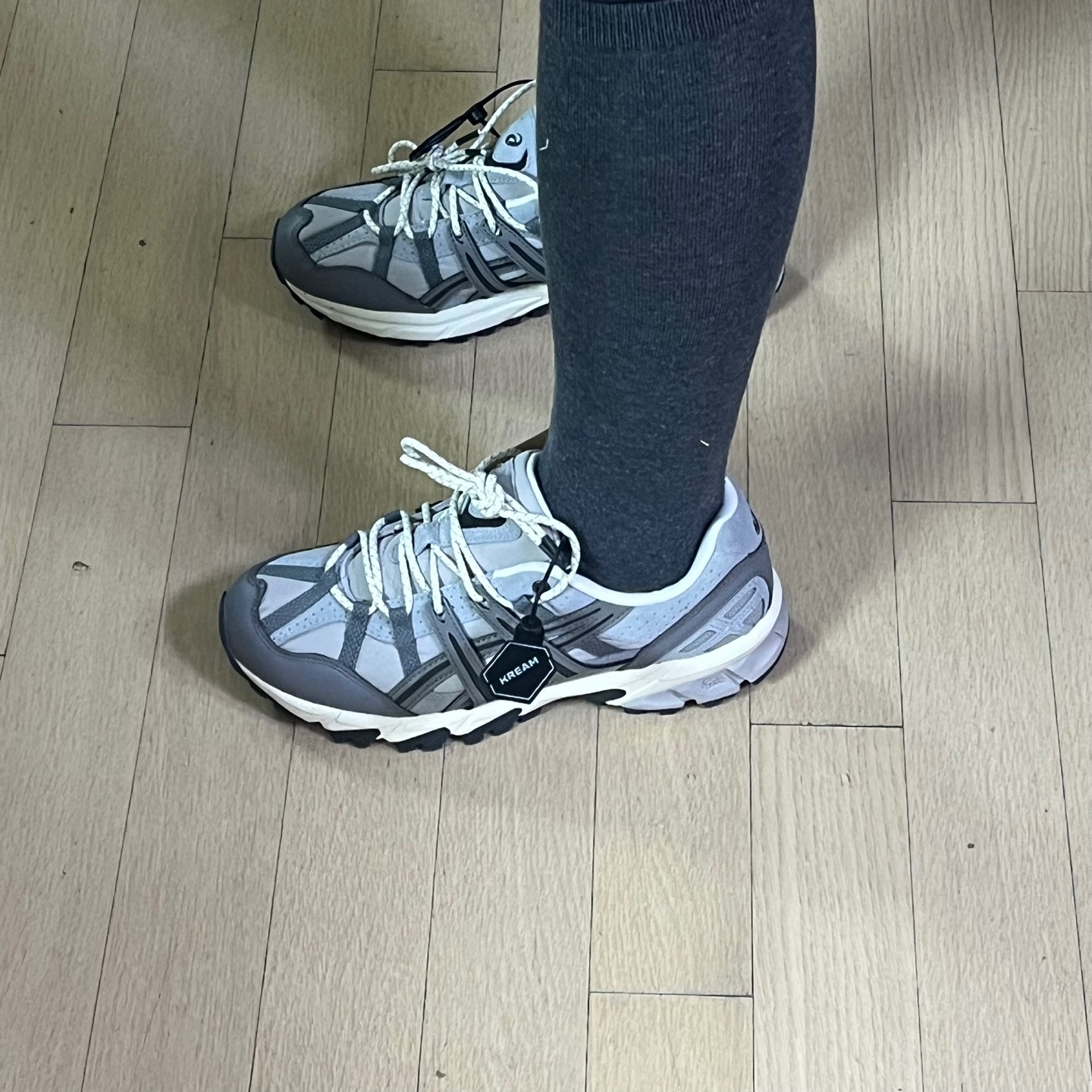 Asics Gel-Sonoma 15-50 Oyster Grey Clay Grey 착용 스타일 - 3