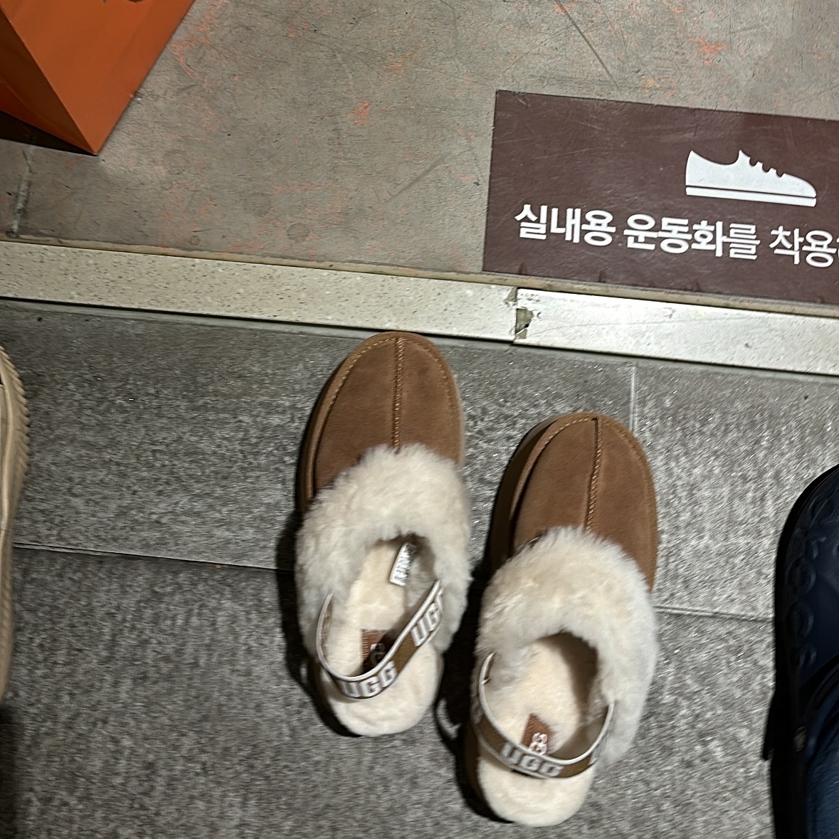 (W) UGG Funkette Slides Chestnut 착용 스타일