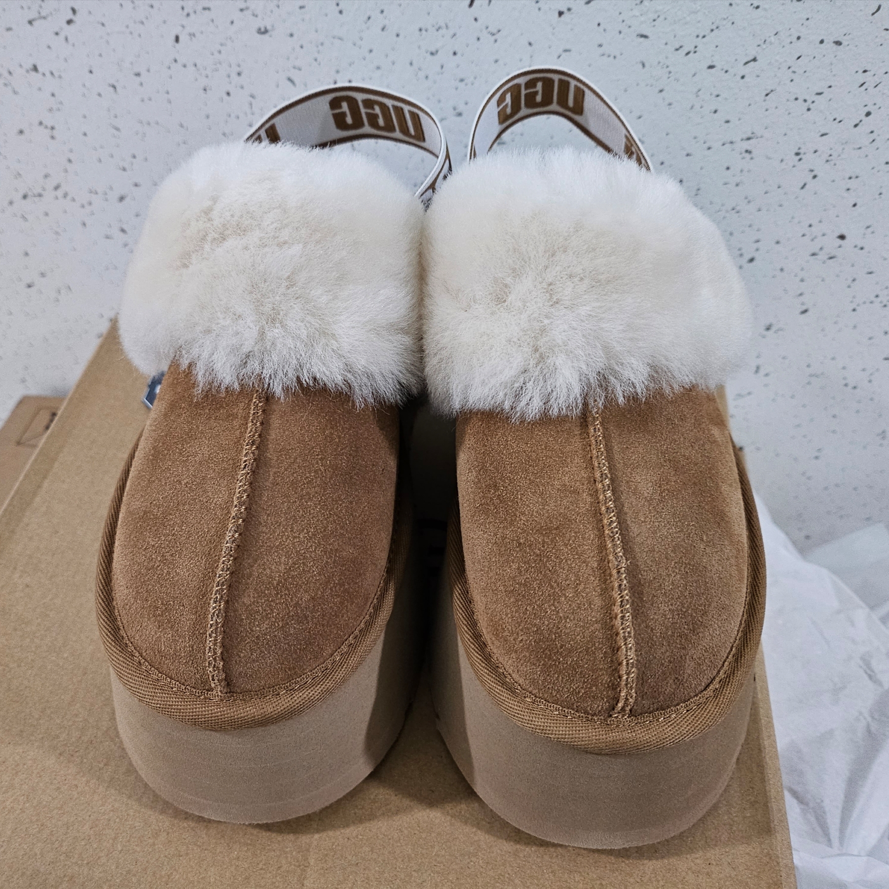 (W) UGG Funkette Slides Chestnut 착용 스타일 - 2
