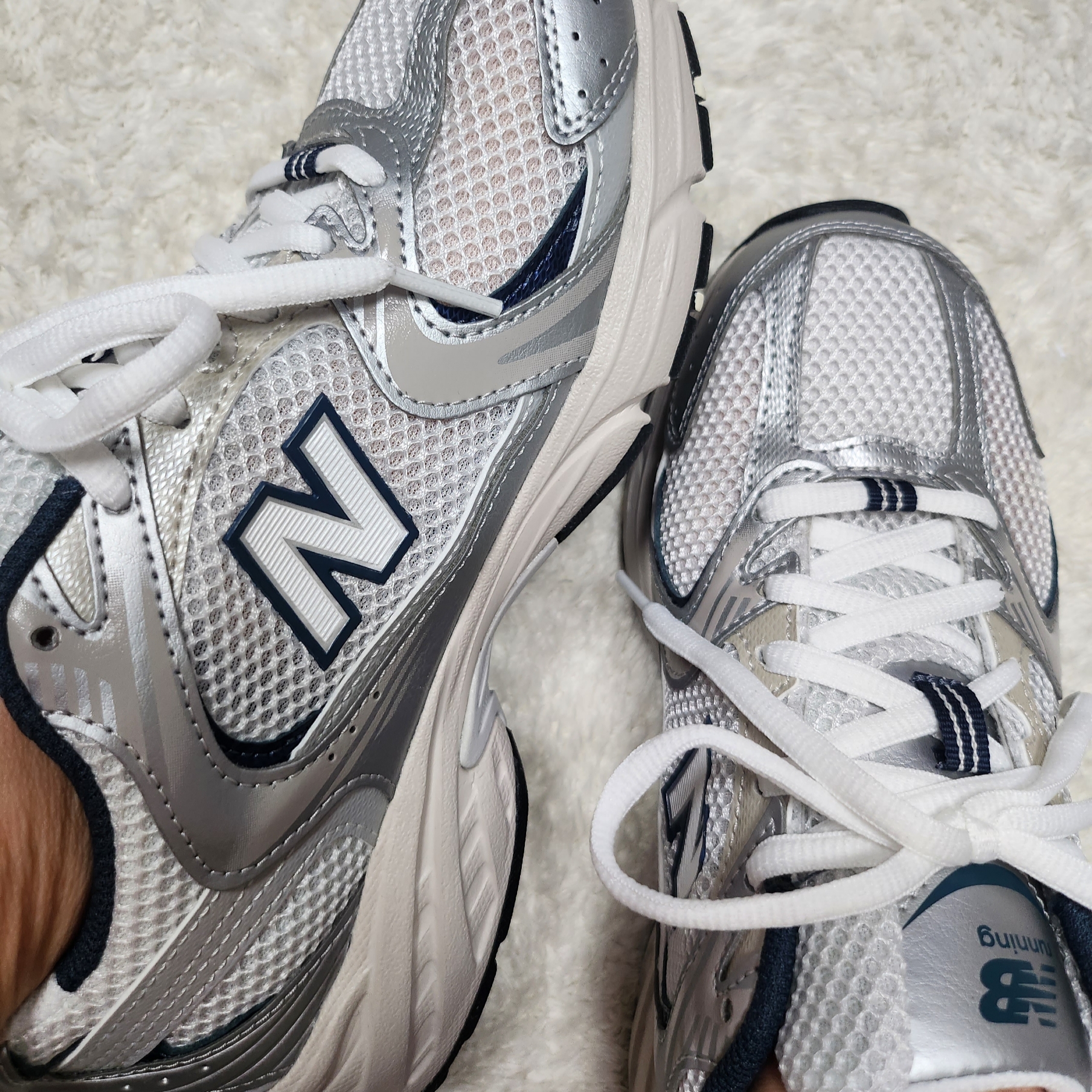 New Balance 530 Steel Grey 착용 스타일 - 1