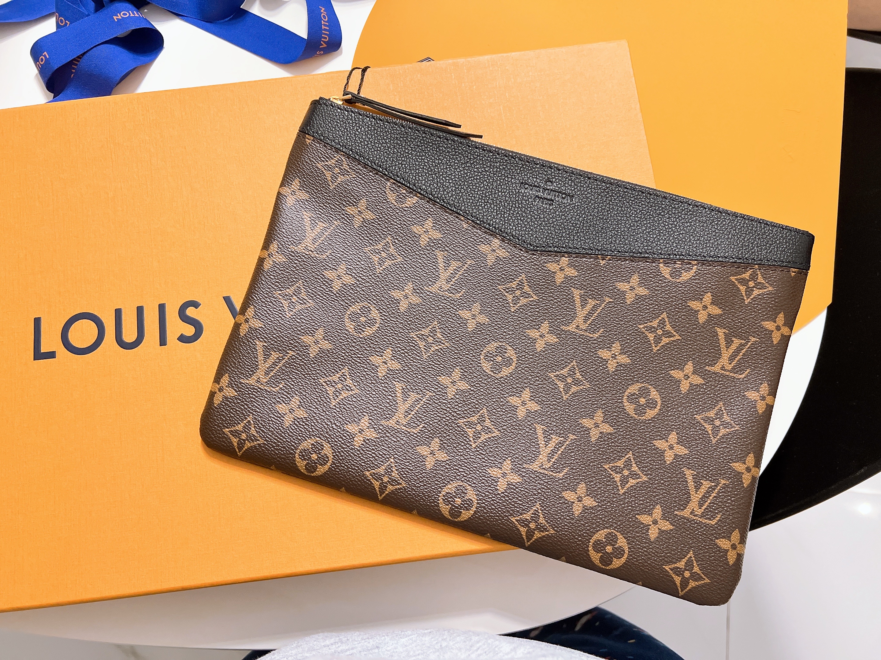Louis Vuitton Daily Pouch Monogram Black 착용 스타일