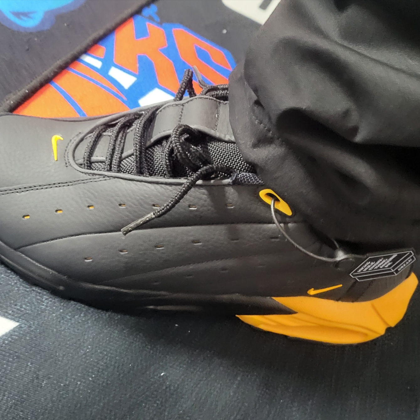 Nike x Drake Nocta Hot Step Air Terra Black and Yellow 착용 스타일 - 2