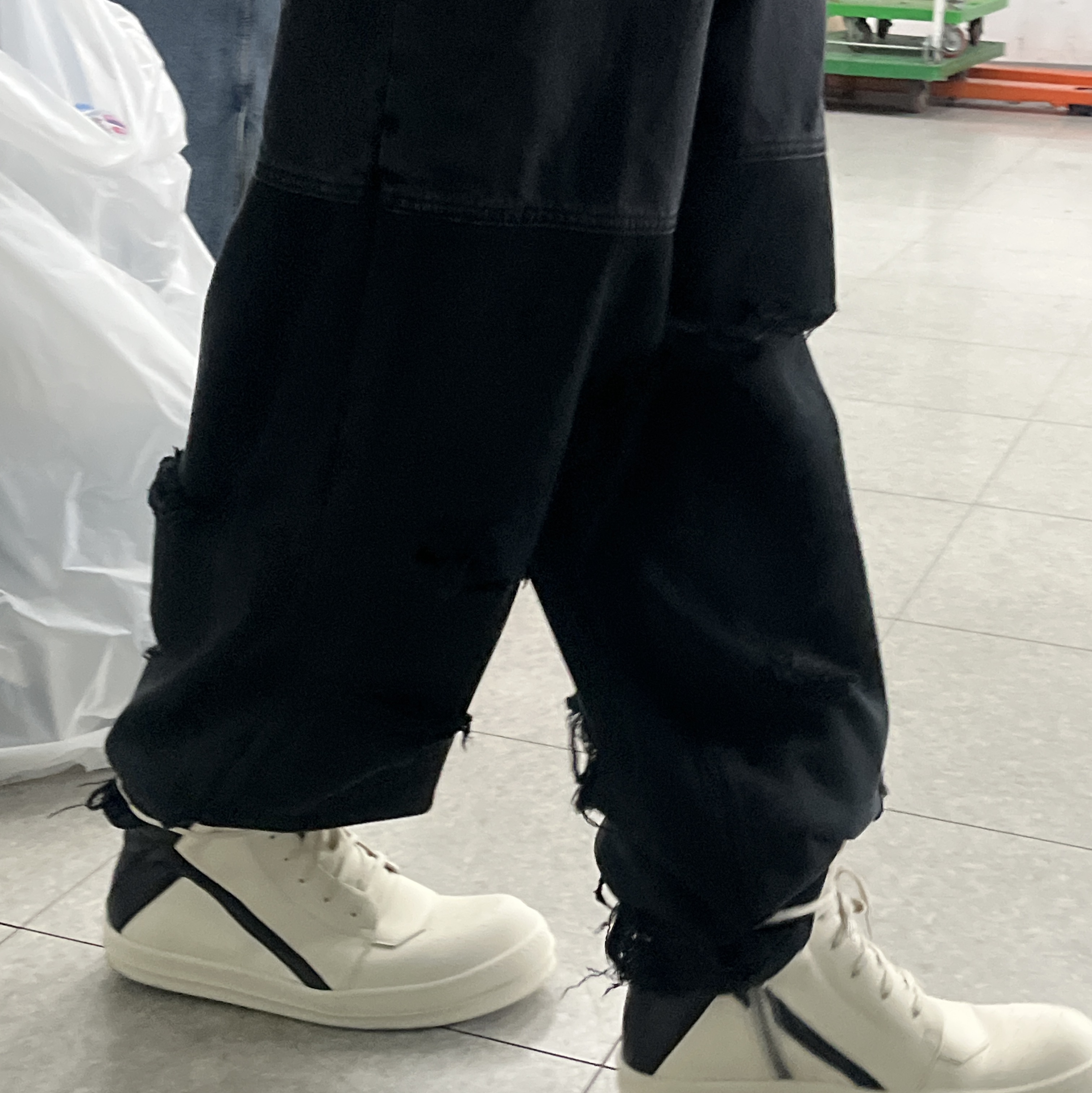 Undermycar Dival Real Divided Damage Washed Pants Inkwell - 23FW, Rick Owens Geobasket Full Grain Calf Leather Strobe Sneakers Black Milk White 착용 스타일 - 3