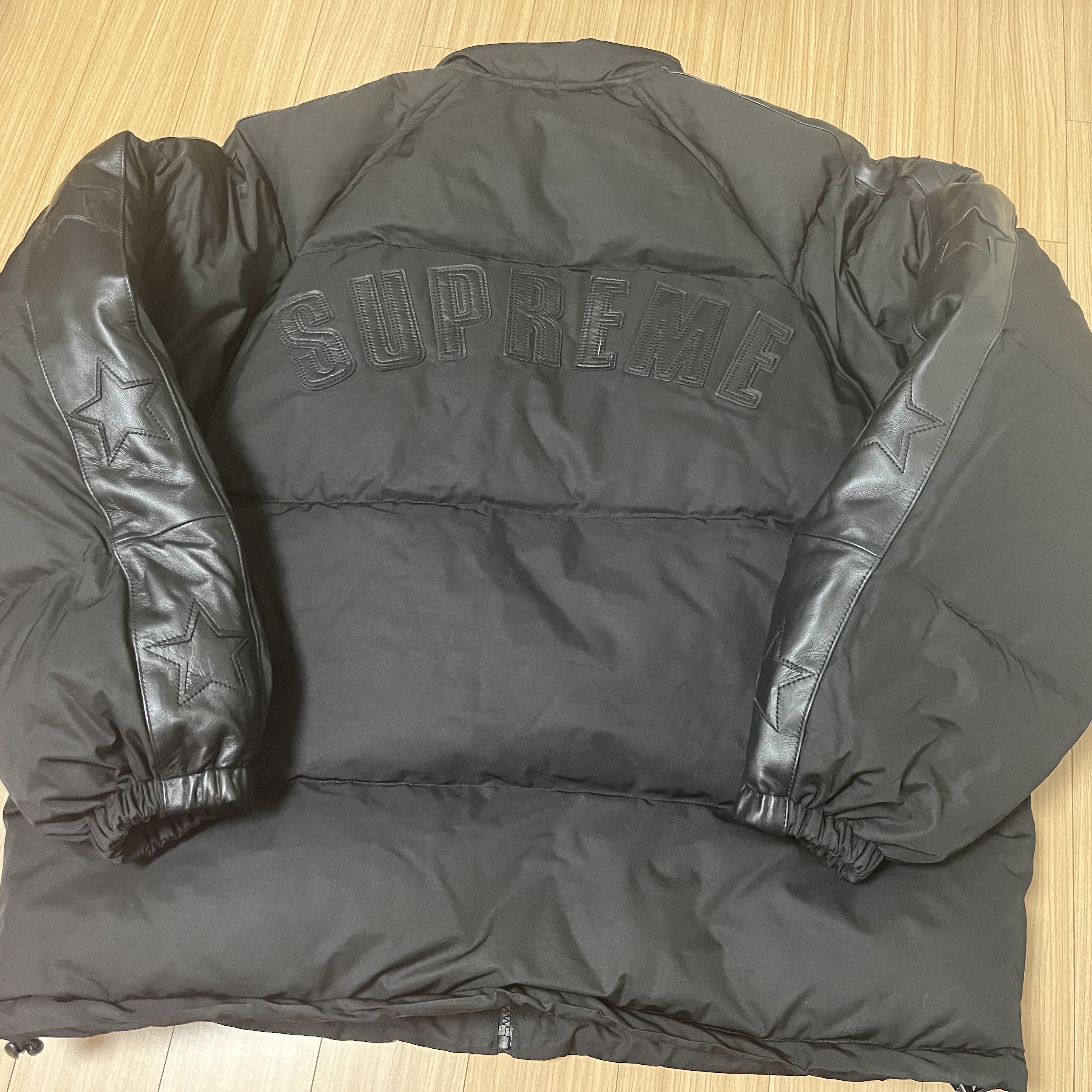 Supreme Star Sleeve Down Puffer Jacket Black - 23FW 착용 스타일