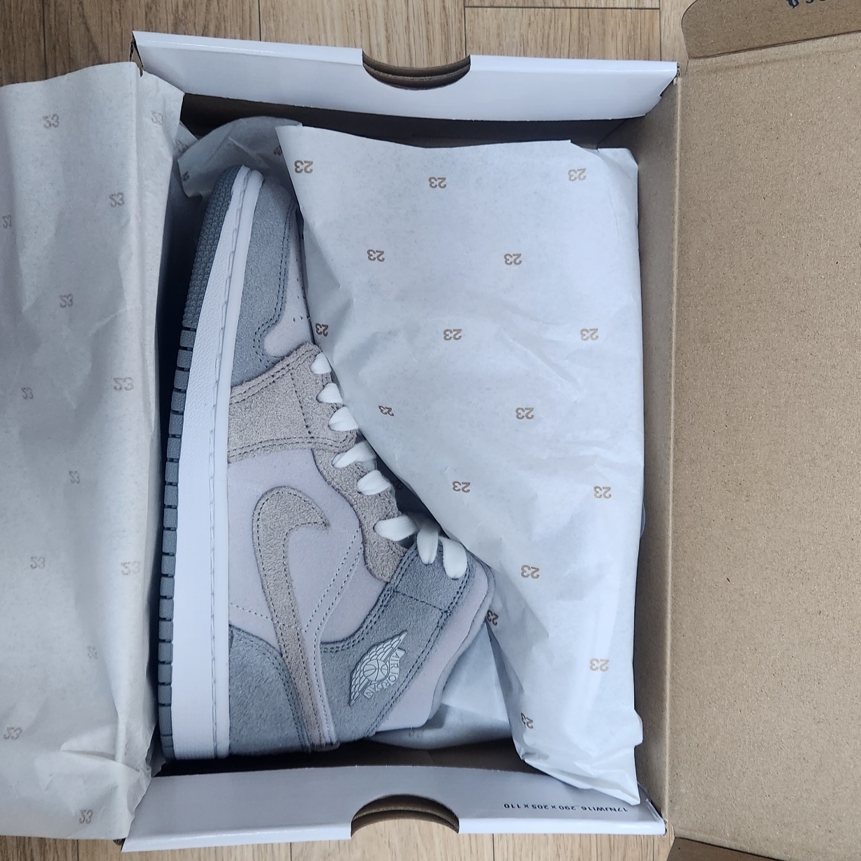 (W) Jordan 1 Mid SE Particle Grey 착용 스타일 - 1