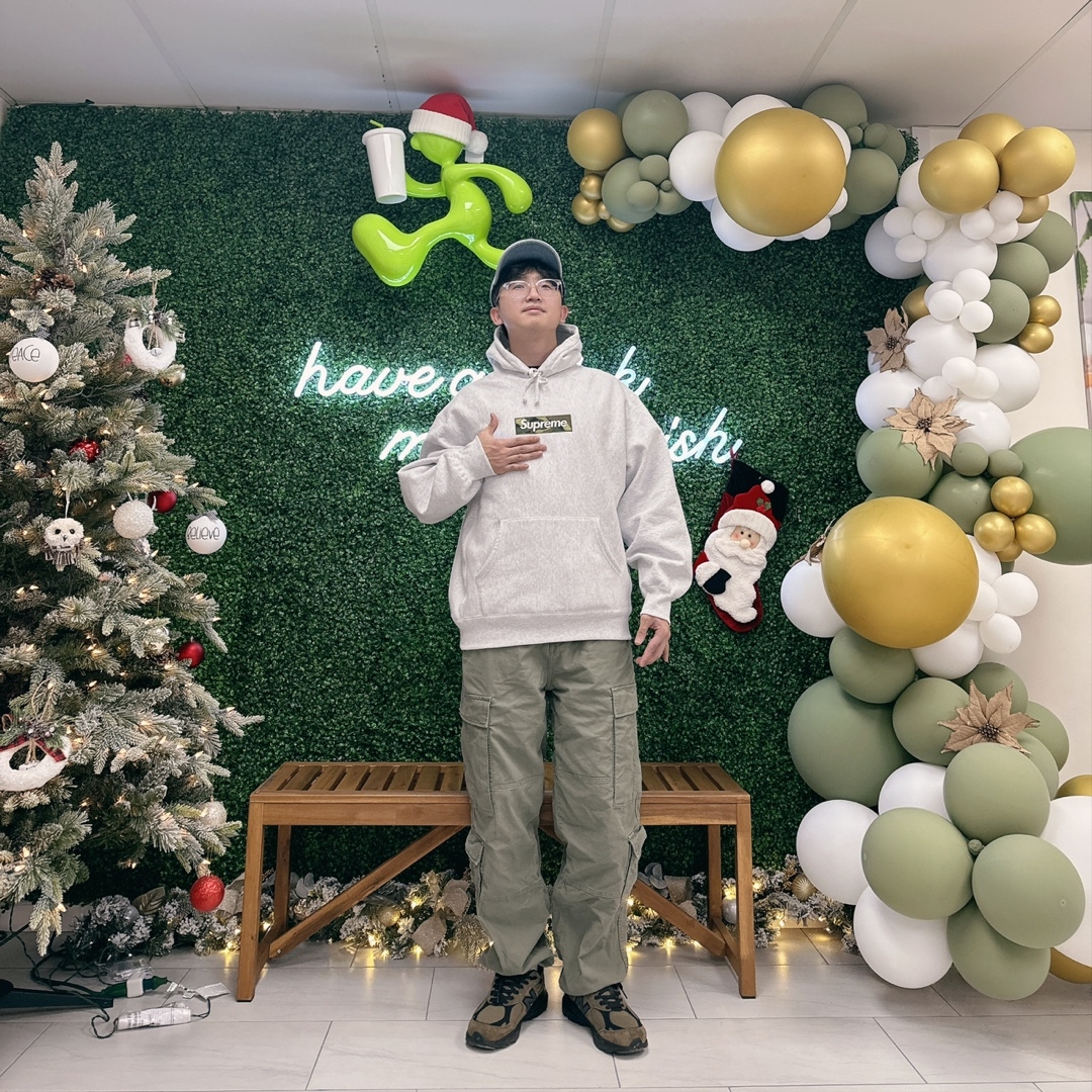 Supreme x Burberry Denim 6-Panel Washed Blue - 22SS, Supreme Box Logo Hooded Sweatshirt Ash Grey - 23FW 착용 스타일 - 1