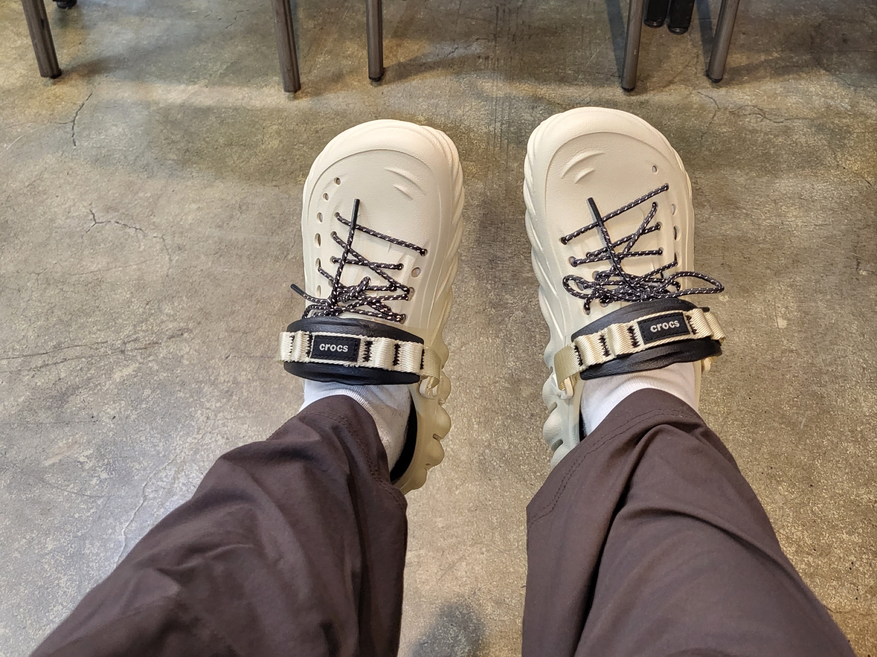 Crocs Echo Clog Bone Black 착용 스타일 - 1