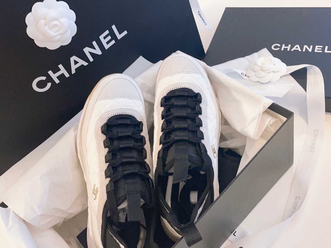 Chanel Mixed Fibers Sneakers Velvet Calfskin & Silver Ivory 착용 스타일