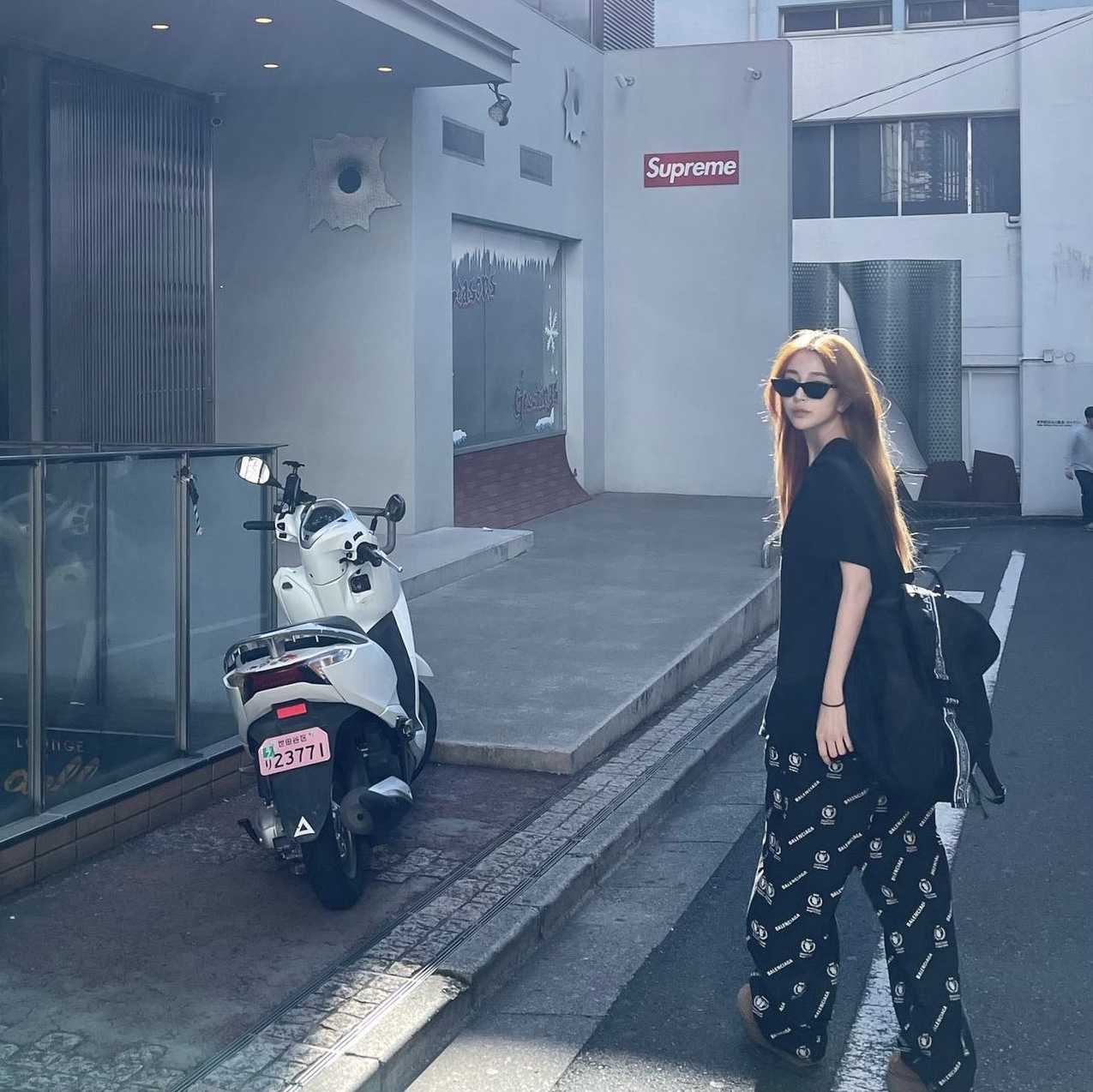 Gentle Monster Cookie 01 Black, (W) UGG Classic Ultra Mini Platform Boots Chestnut 착용 스타일 - 1