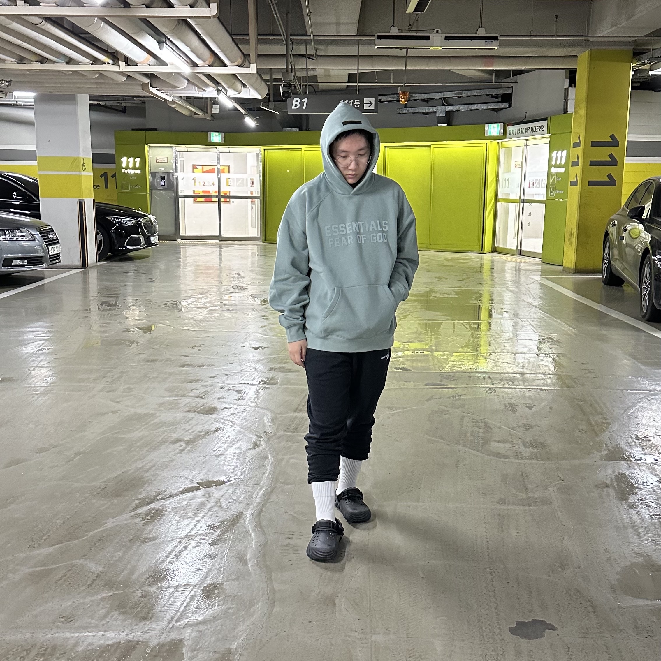 Essentials Hoodie Sycamore - 23SS 착용 스타일