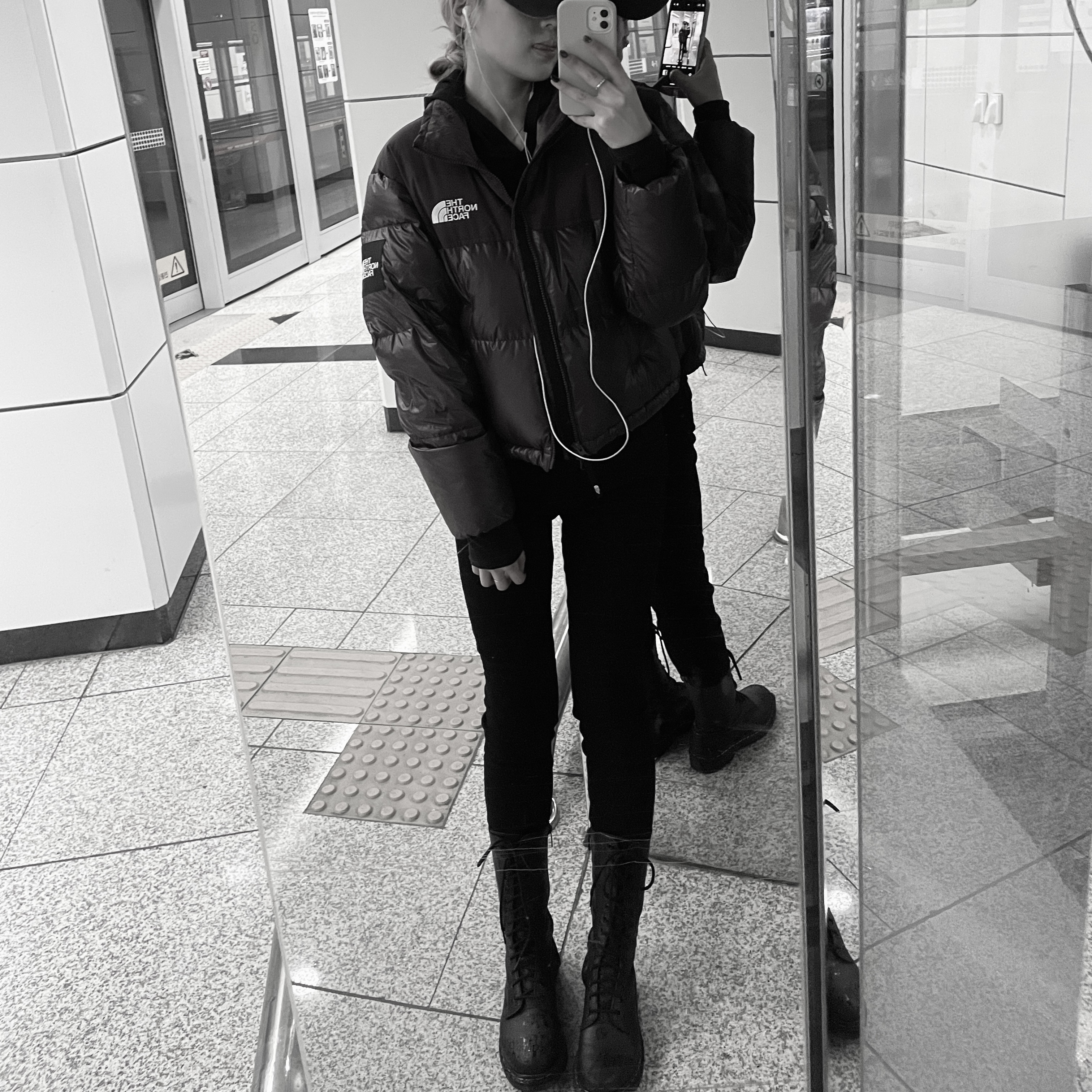 (W) The North Face White Label Novelty Nuptse Down Jacket Cocoa Brown, (W) Dr. Martens 1490 Virginia Black 착용 스타일 - 1
