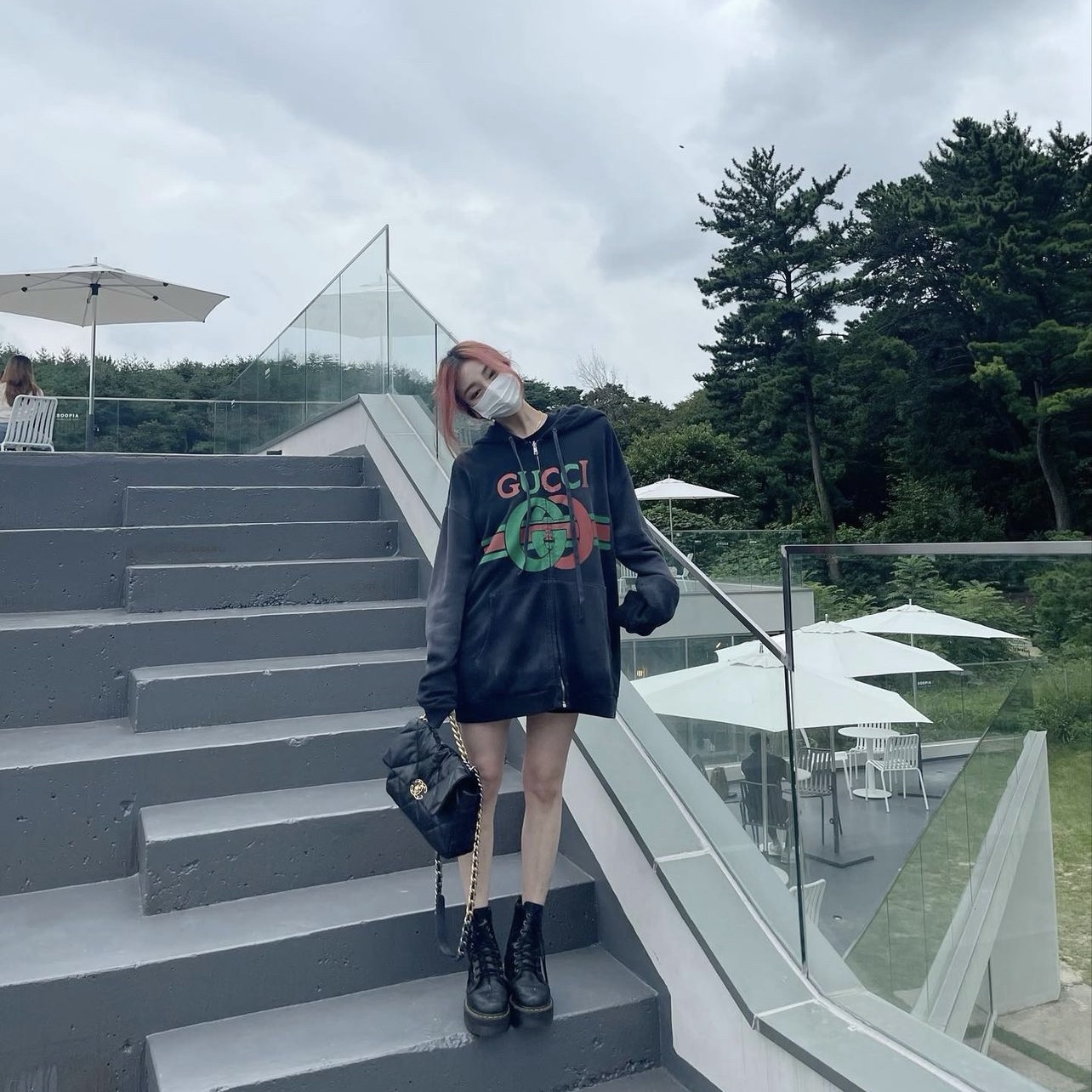 Dr. Martens Jadon Boots Black, Chanel Large 19 Handbag Goatskin & Gold Black 착용 스타일 - 1