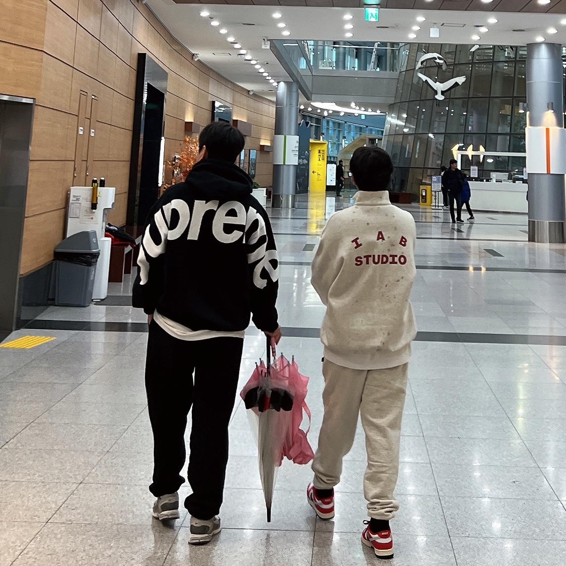 Supreme Big Logo Jacquard Hooded Sweatshirt Black - 23FW, Supreme Satin Applique Sweatpants Black - 23FW 착용 스타일