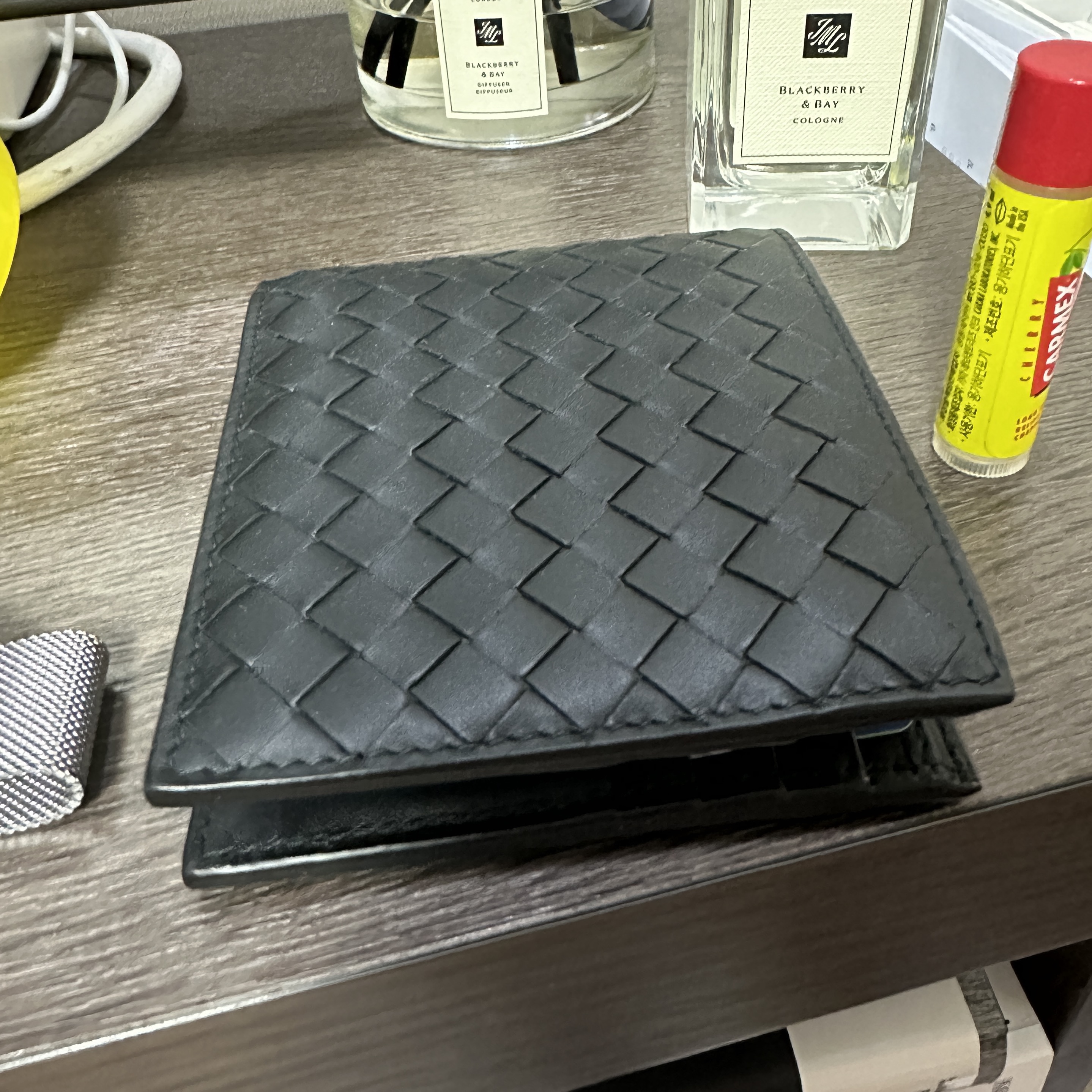 Bottega Veneta Bi-Fold Wallet Black 착용 스타일