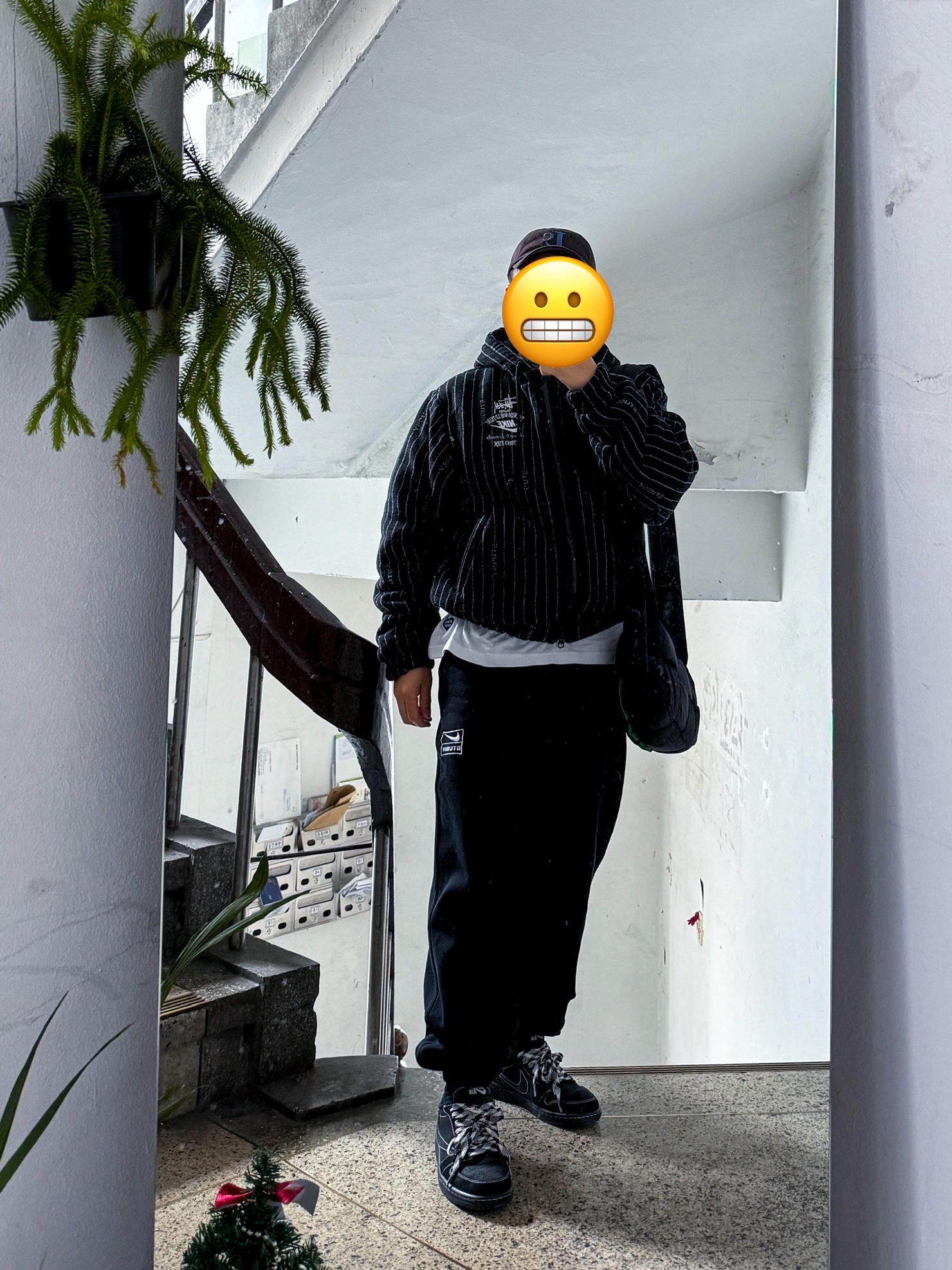 Nike x Stussy NRG Striped Wool Jacket Black (DR4023-010), Jordan 1 x Travis Scott Retro Low OG SP Black Phantom 착용 스타일