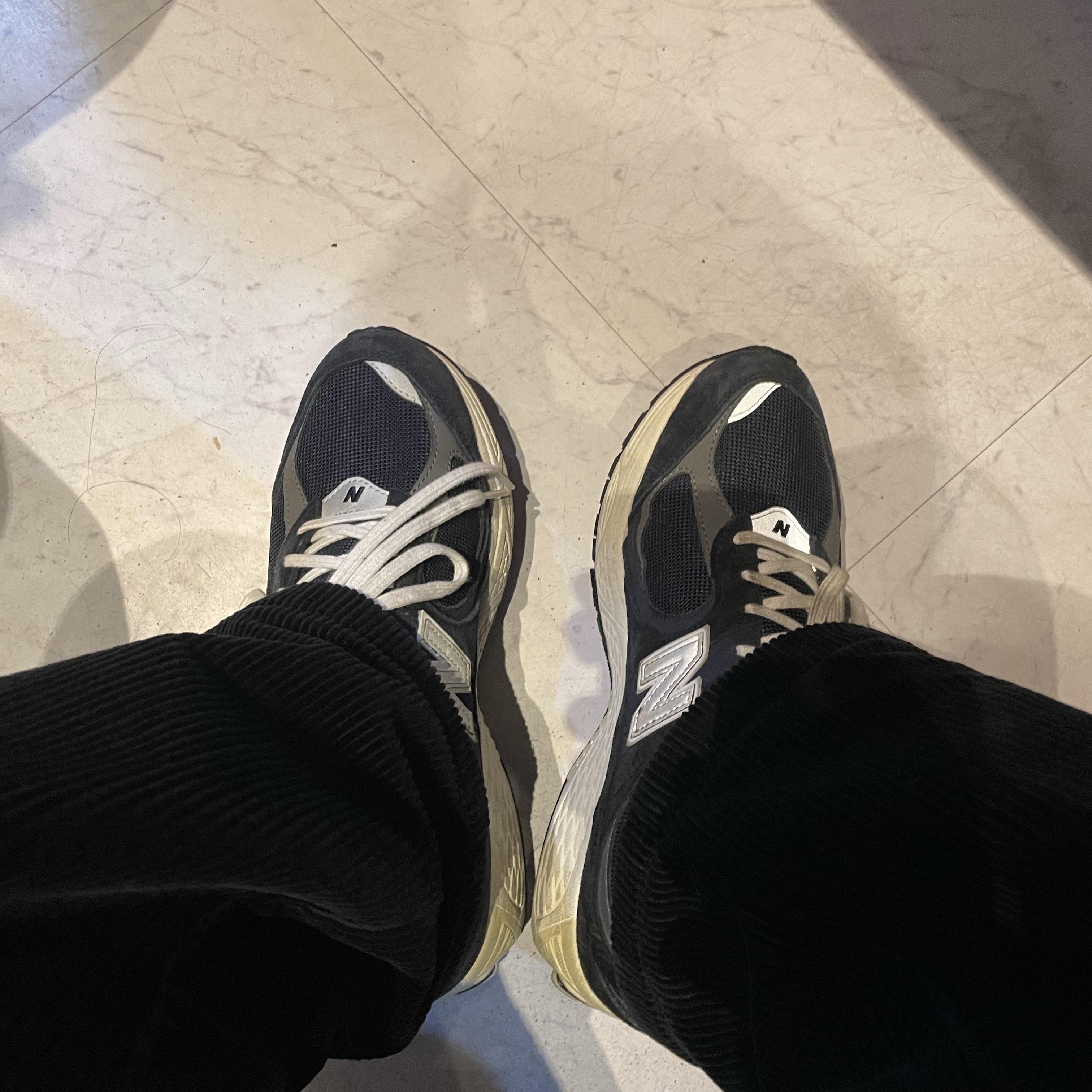 New Balance 2002R Premium Vintage Black 착용 스타일