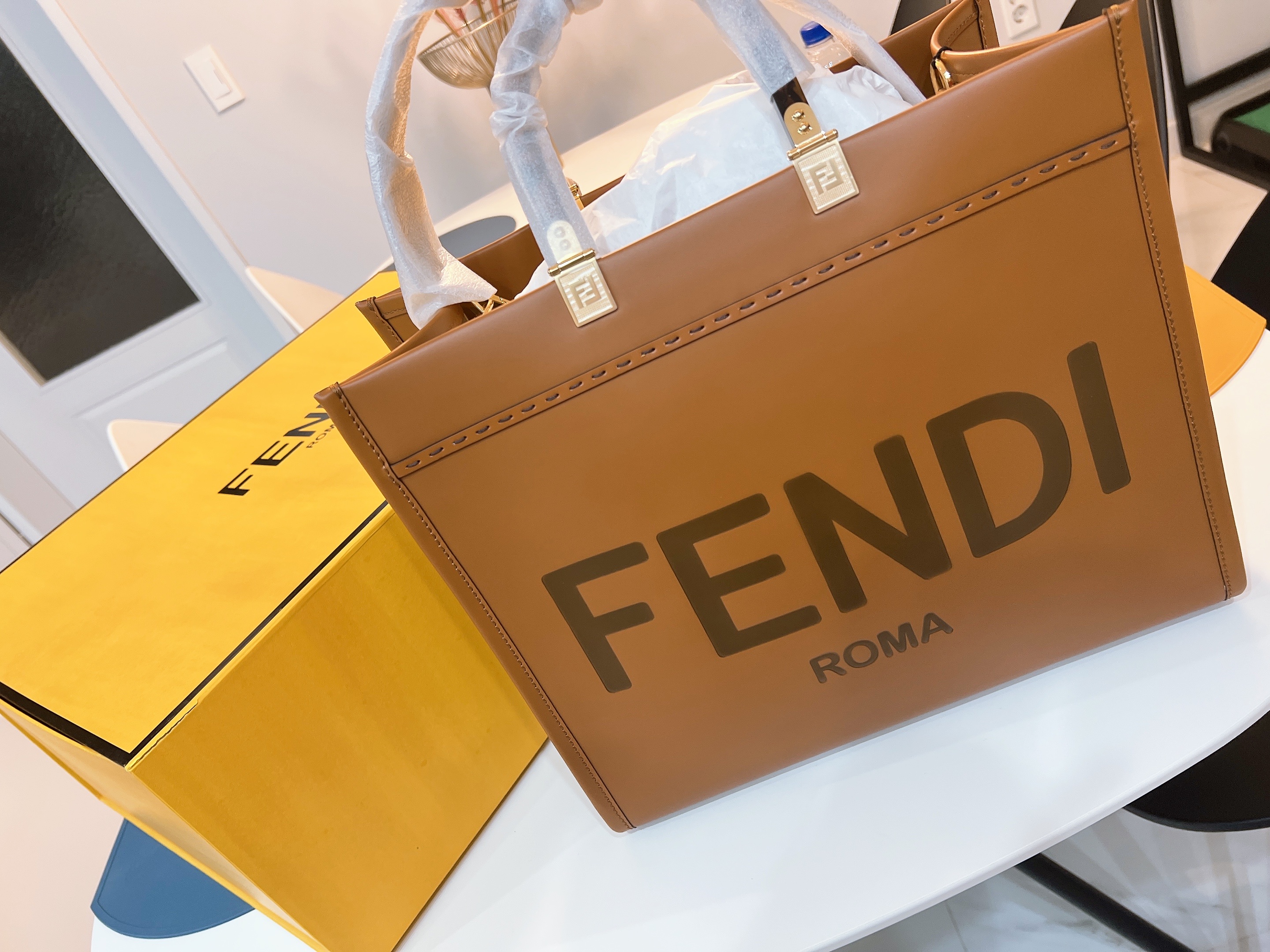 Fendi Sunshine Large Leather Shopper Brown 착용 스타일