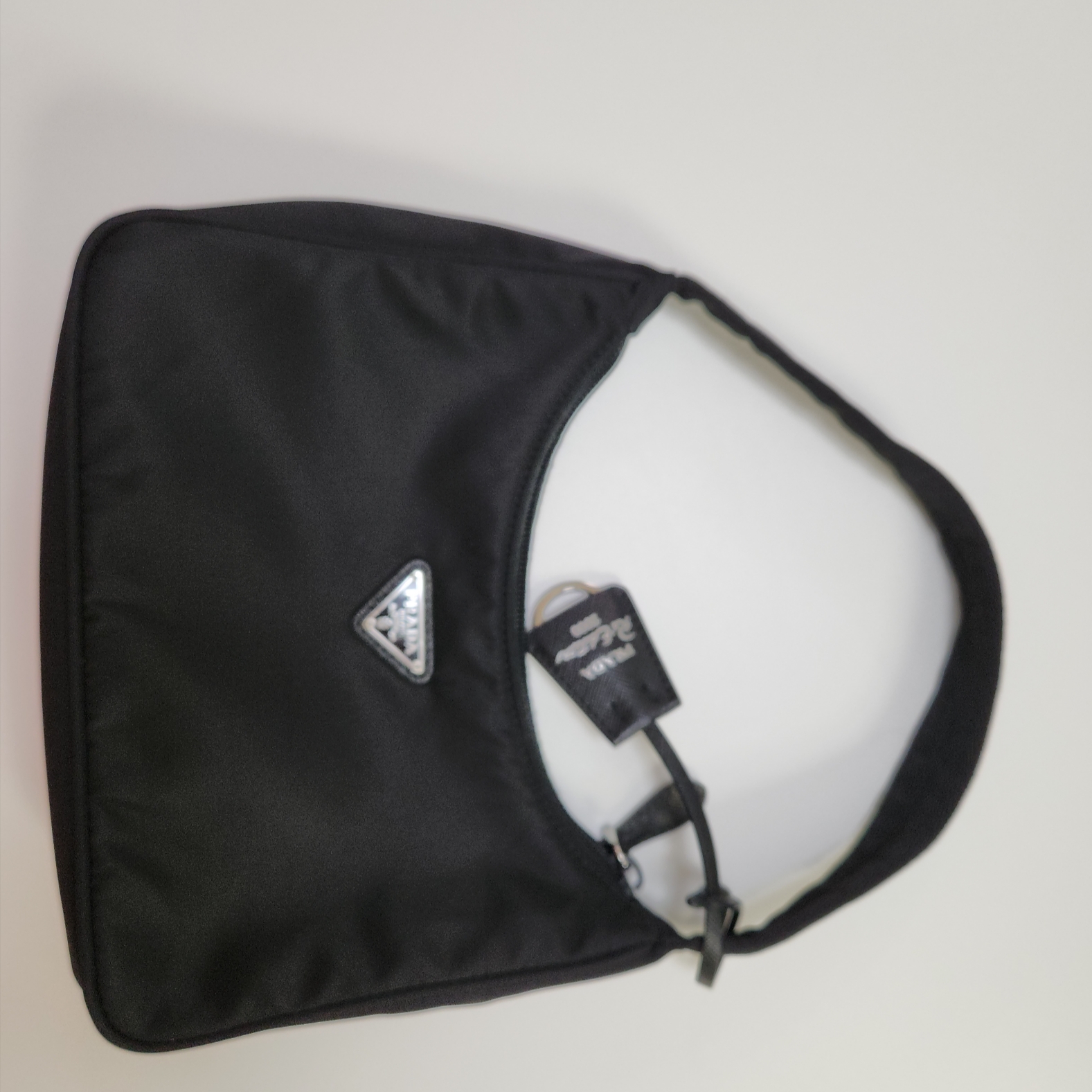 Prada Re-Edition 2000 Re-Nylon Mini Shoulder Bag Black 착용 스타일