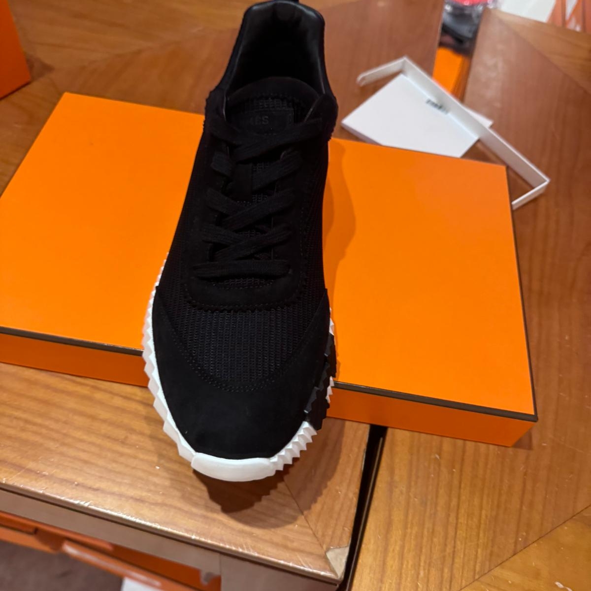 Hermes Bouncing Sneakers Mesh Suede Goatskin & Noir 착용 스타일 - 3